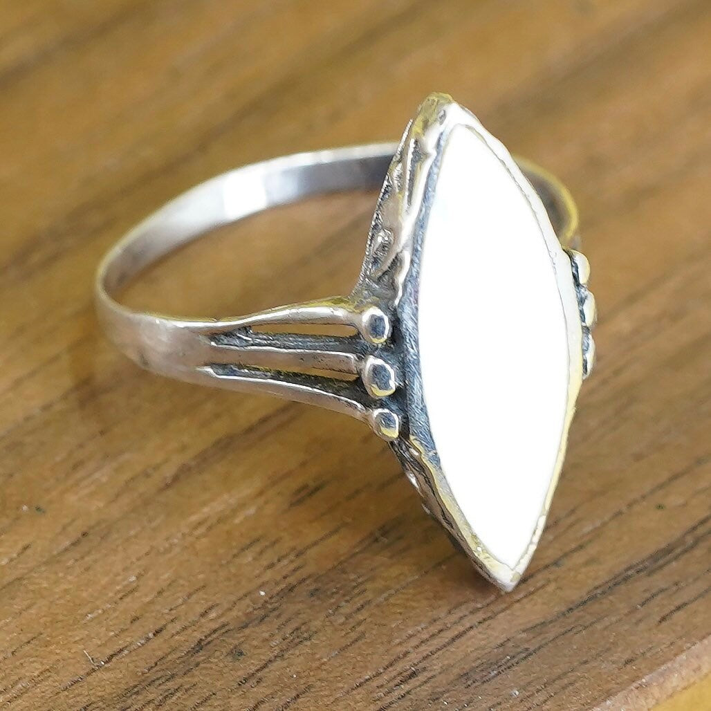 Size 7.5, vintage Sterling 925 silver handmade ring with mother of pearl