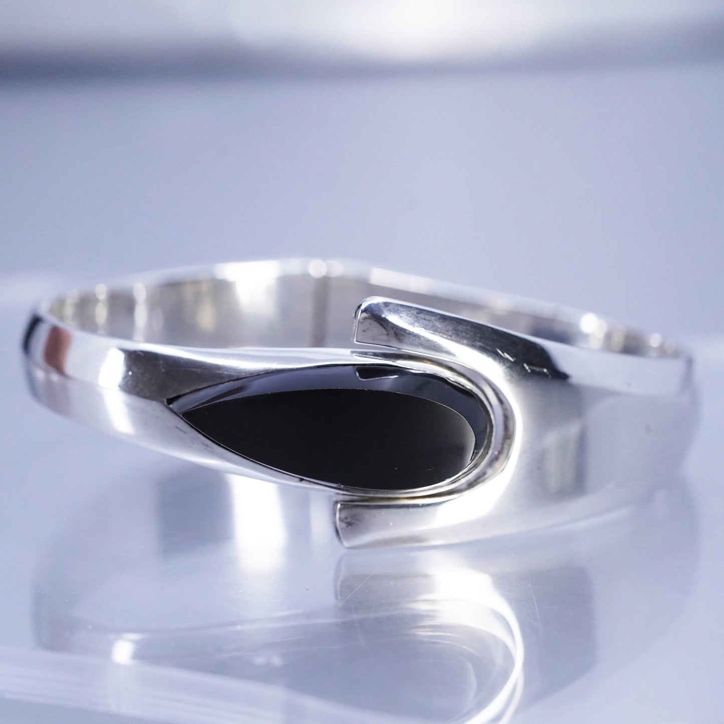 6.75”, VTG Mexican Sterling 925 silver bracelet, hinged bangle teardrop onyx
