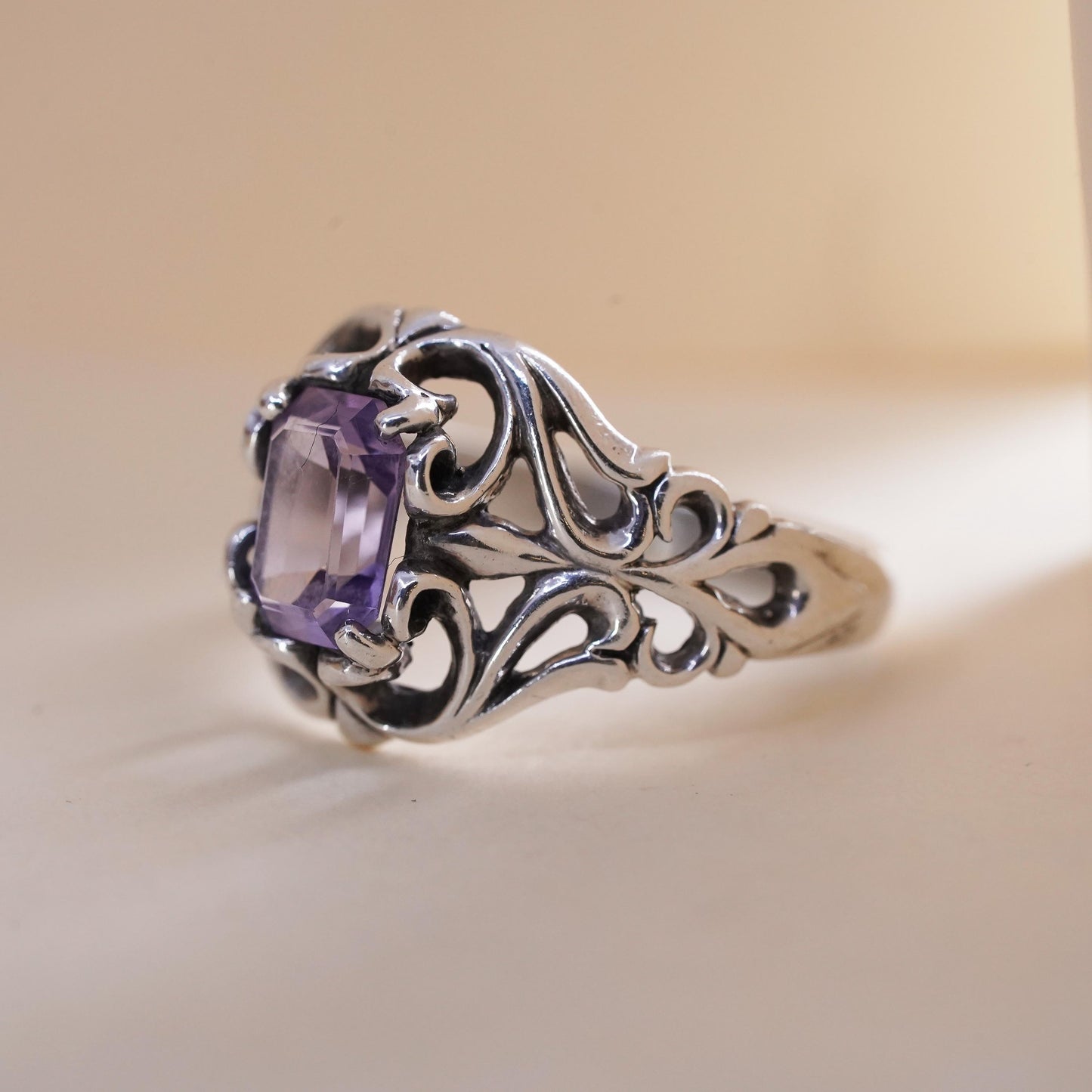 Size 8, Vintage sterling 925 silver handmade cocktail ring w/ amethyst filigree