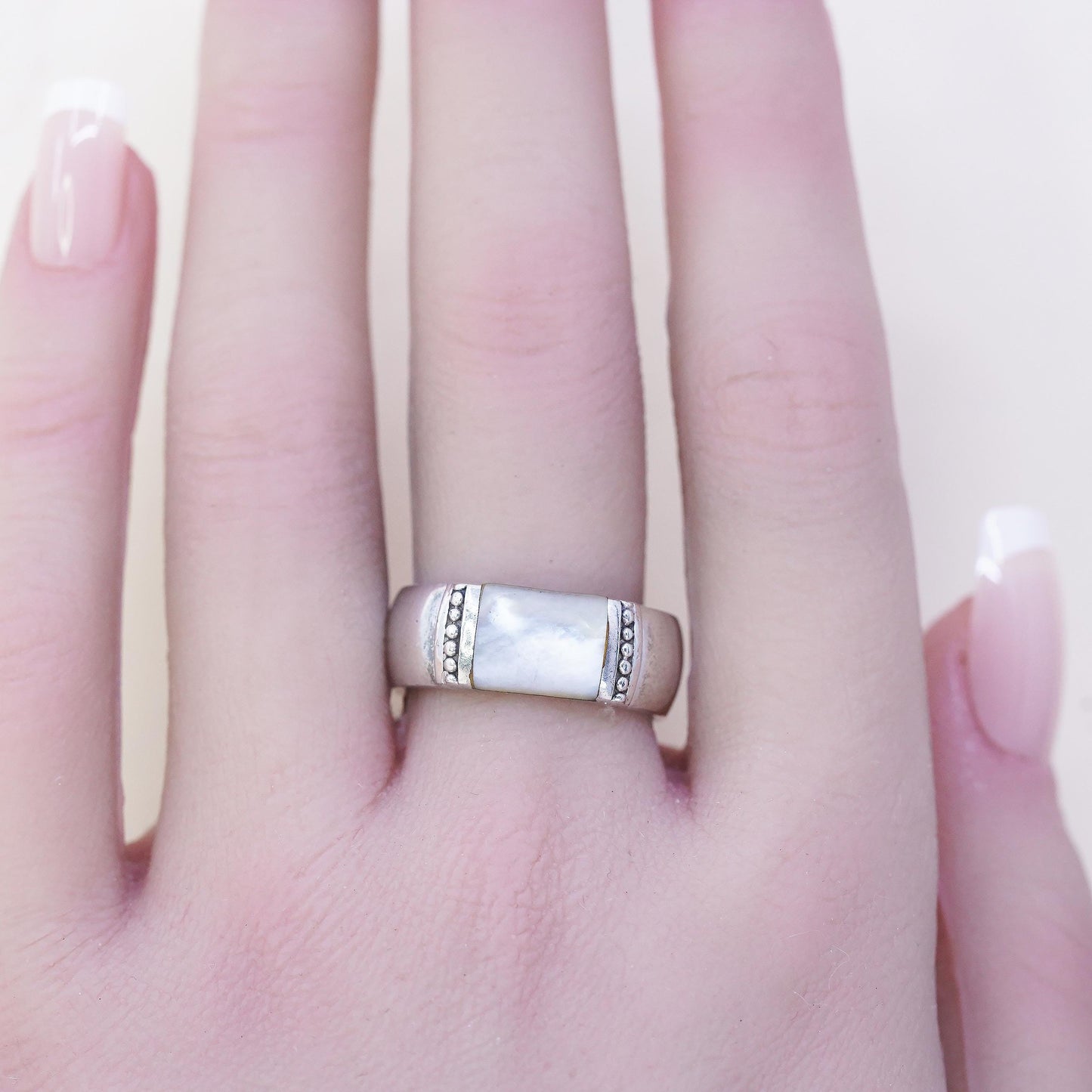 Size 8, VTG SAMUEL B. 925 sterling silver band ring mother of pearl inlay beads