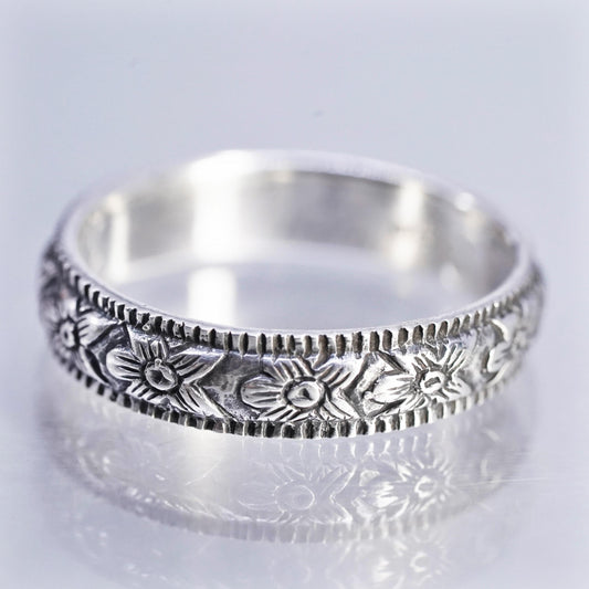 Size 7.5, vintage southwestern Sterling 925 silver ring, floral textured band