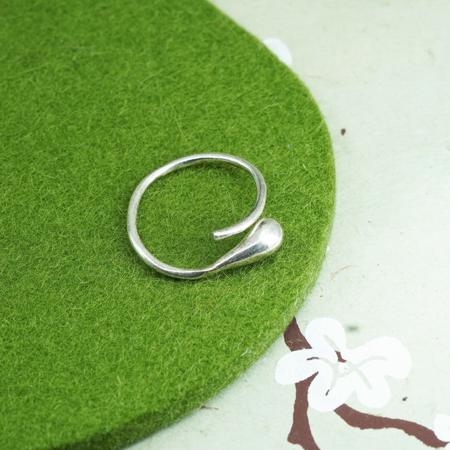 Size 7.5, vtg Sterling silver handmade ring, stackable wrap 925 teardrop band