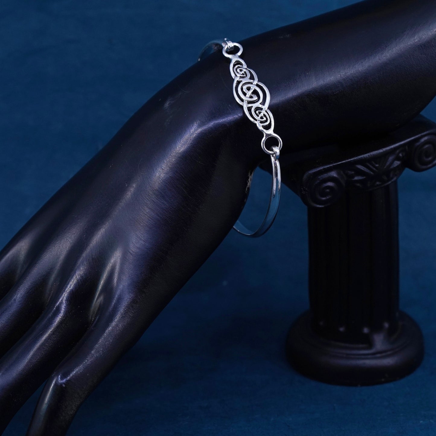 7.75”, Sterling silver handmade bracelet, 925 hinged bangle Irish knotted face