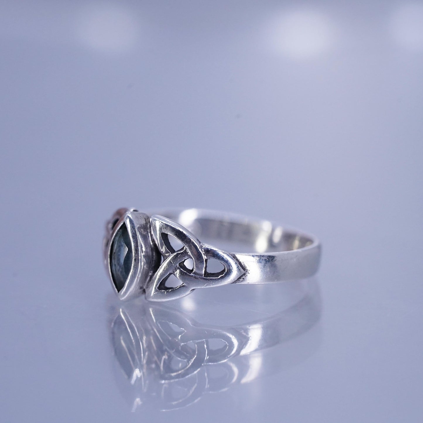 Size 5, Sterling 925 silver handmade ring, Irish Celtic knot band peridot
