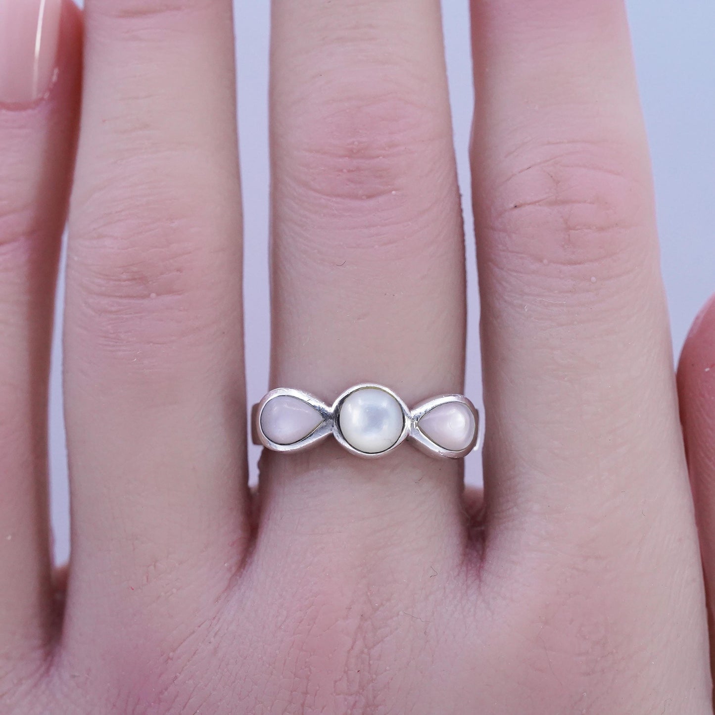 Size 4.5, Vintage southwestern Sterling 925 silver ring pink mother of pearl