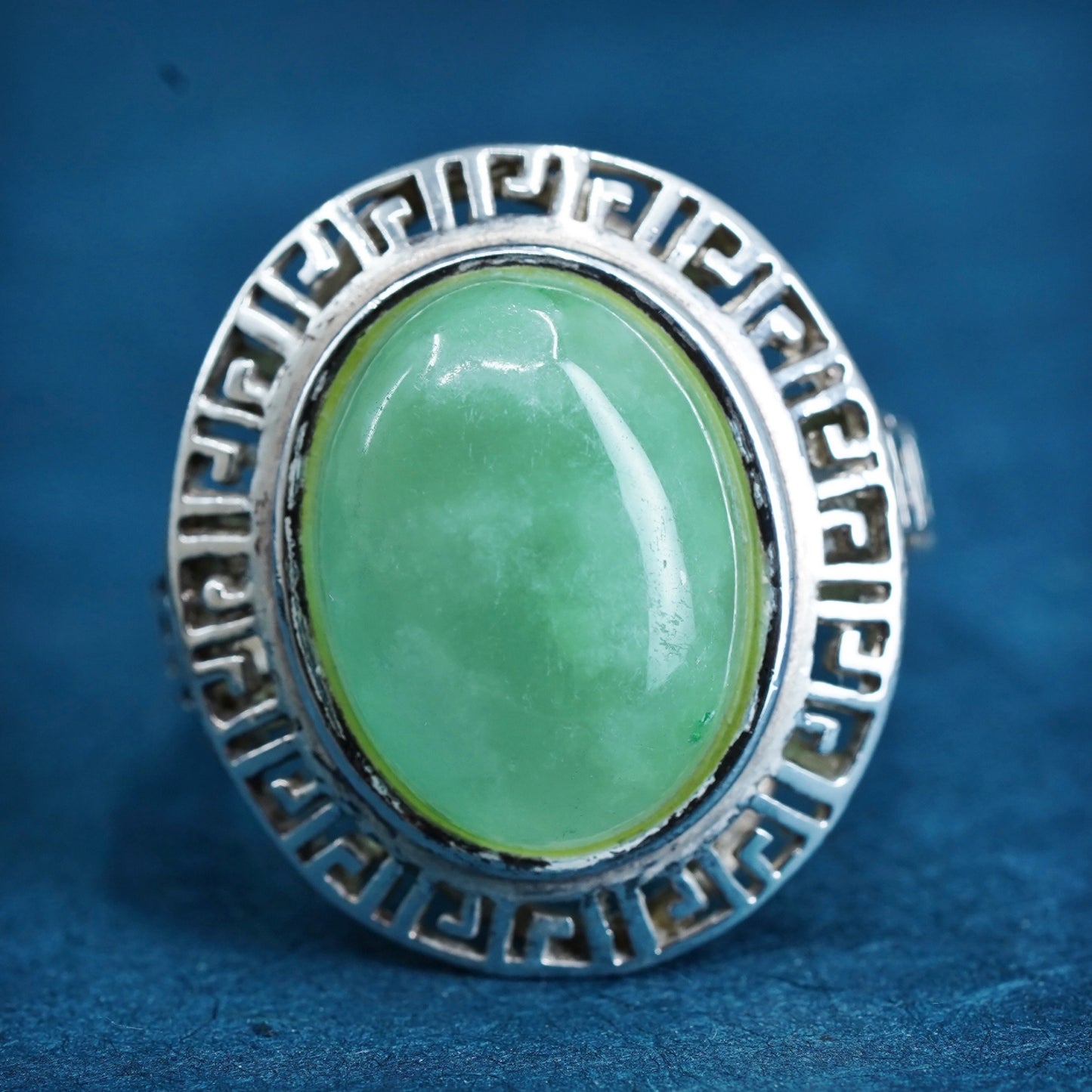 Size 8, vintage sterling 925 silver green key ring with oval jade