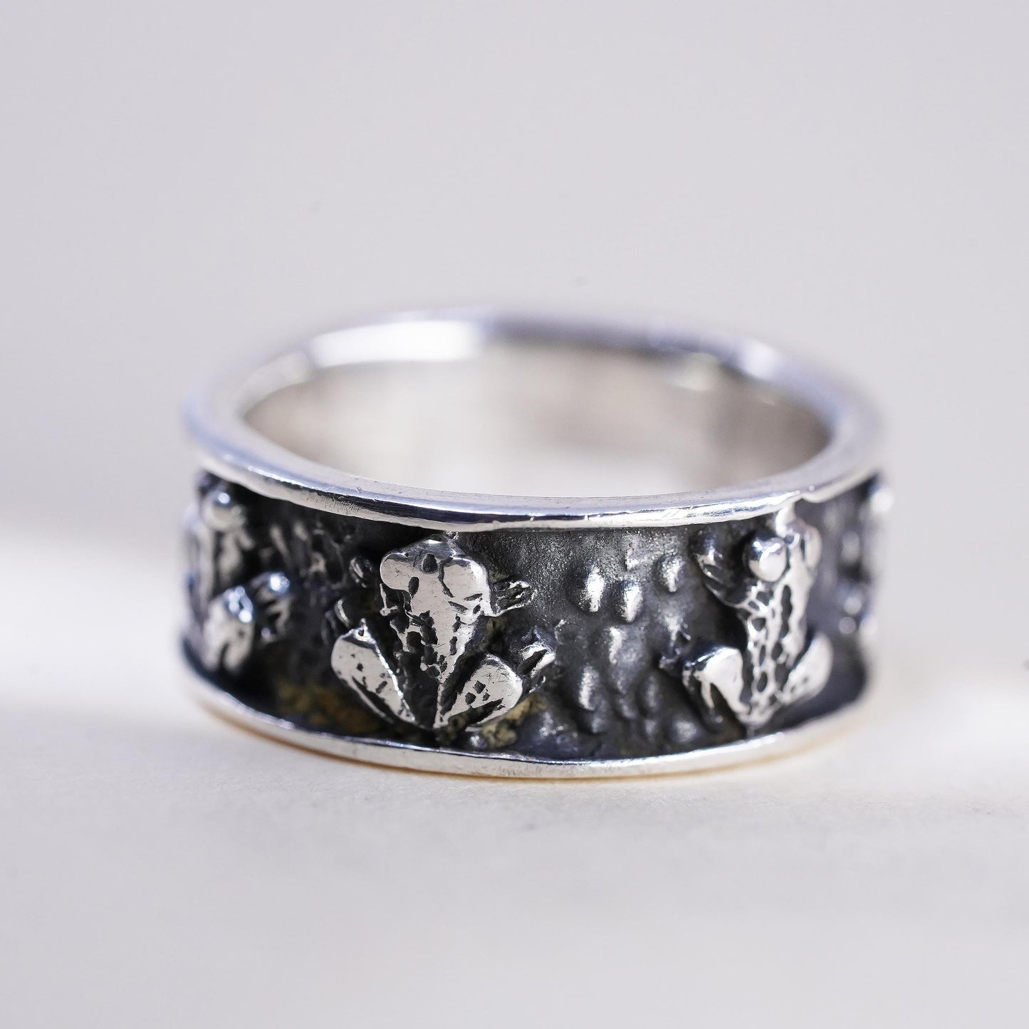 Size 5, vintage Sterling 925 silver handmade ring, relief frog 925 band