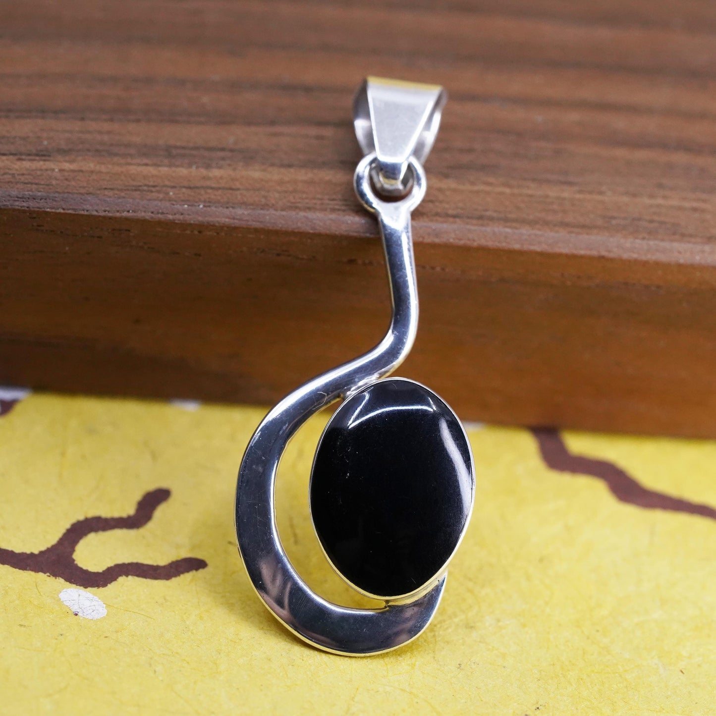 Vintage Mexican Sterling 925 silver handmade pendant with oval onyx inlay
