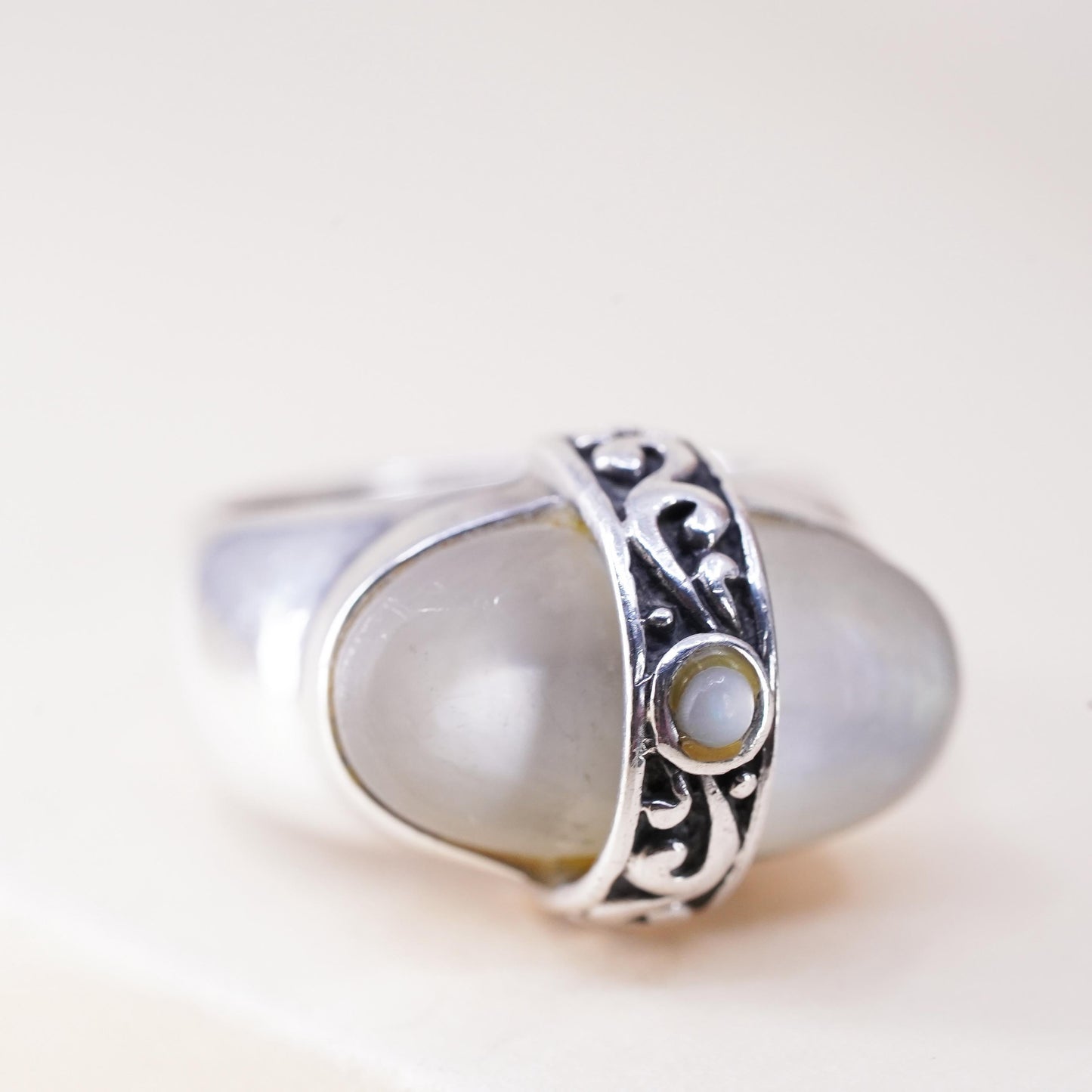 Size 6.75, Vintage southwestern sterling 925 silver ring oval mother of pearl