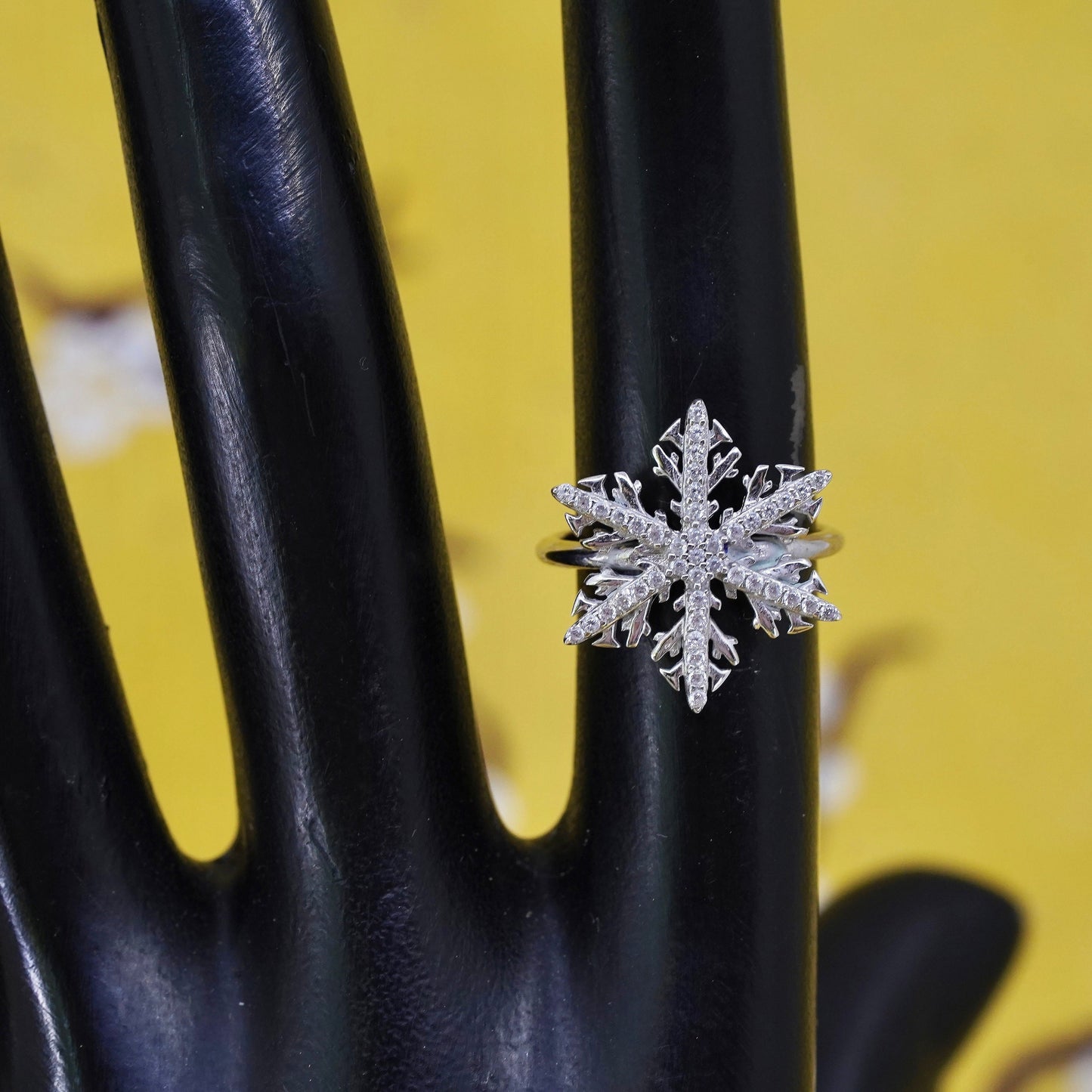 Size 4, Sterling 925 silver ring with snowflake flower and cluster diamonds