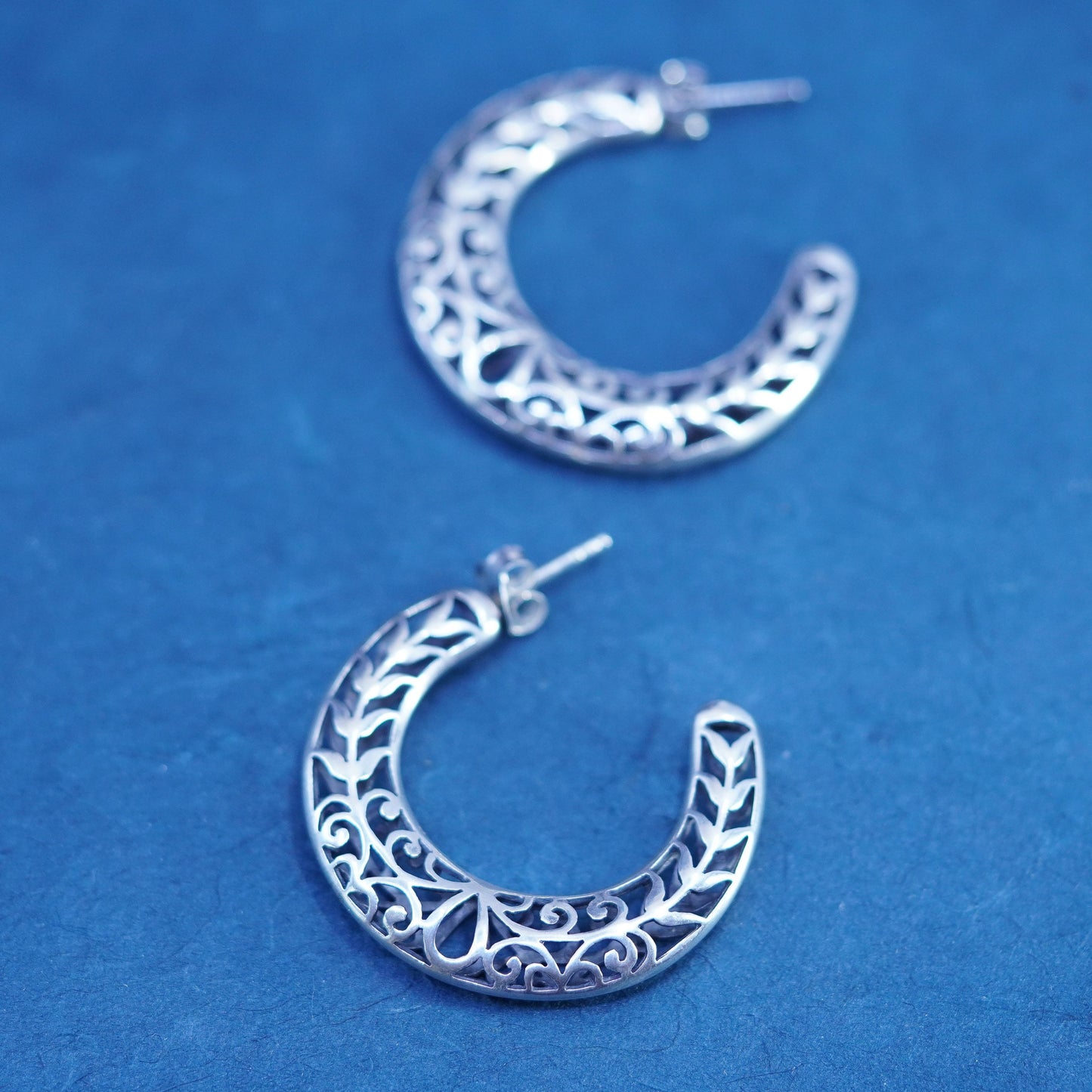 SILPADA Sterling Silver 925 Oxidized Leaf Swirl Filigree Hoop Earrings P1944