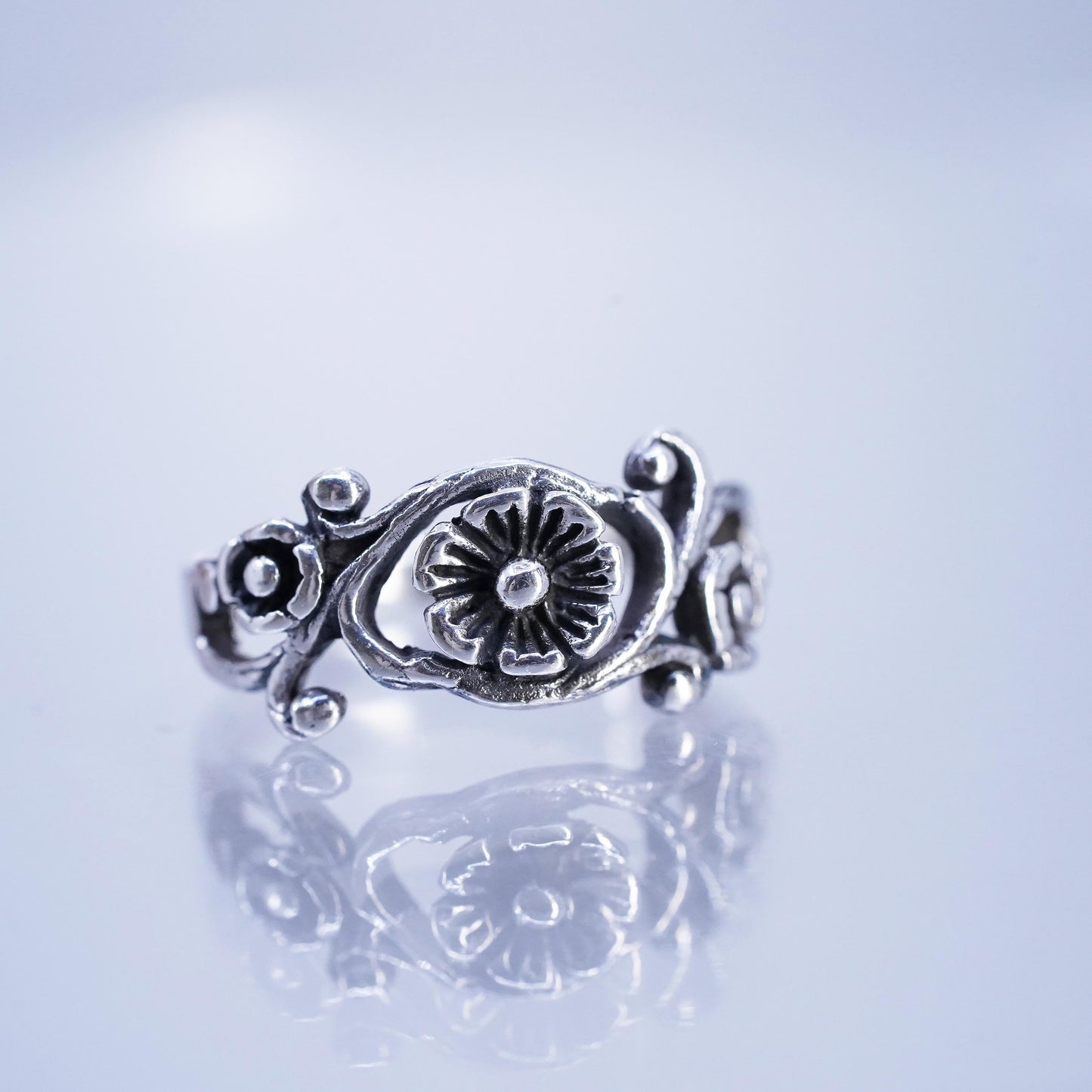 Size 3.5, vintage southwestern Sterling 925 silver ring, cluster flower band