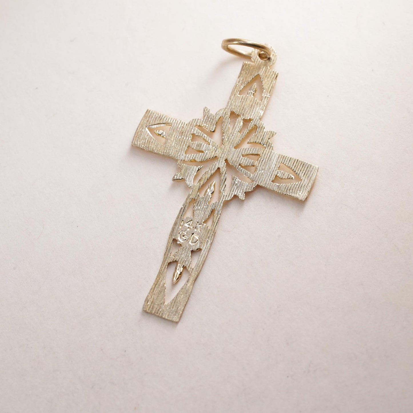 0.9g, Vintage 14K gold pendant, filigree yellow gold cross Pendant