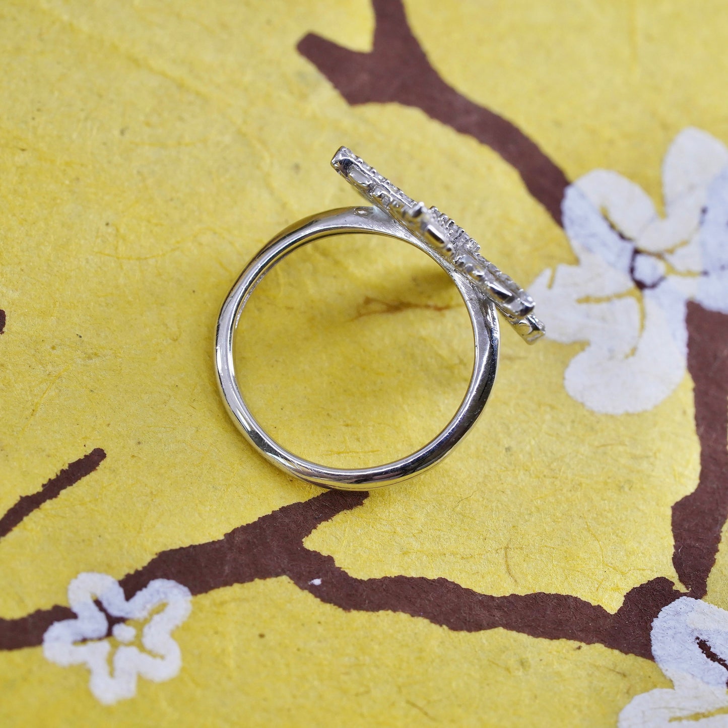 Size 4, Sterling 925 silver ring with snowflake flower and cluster diamonds