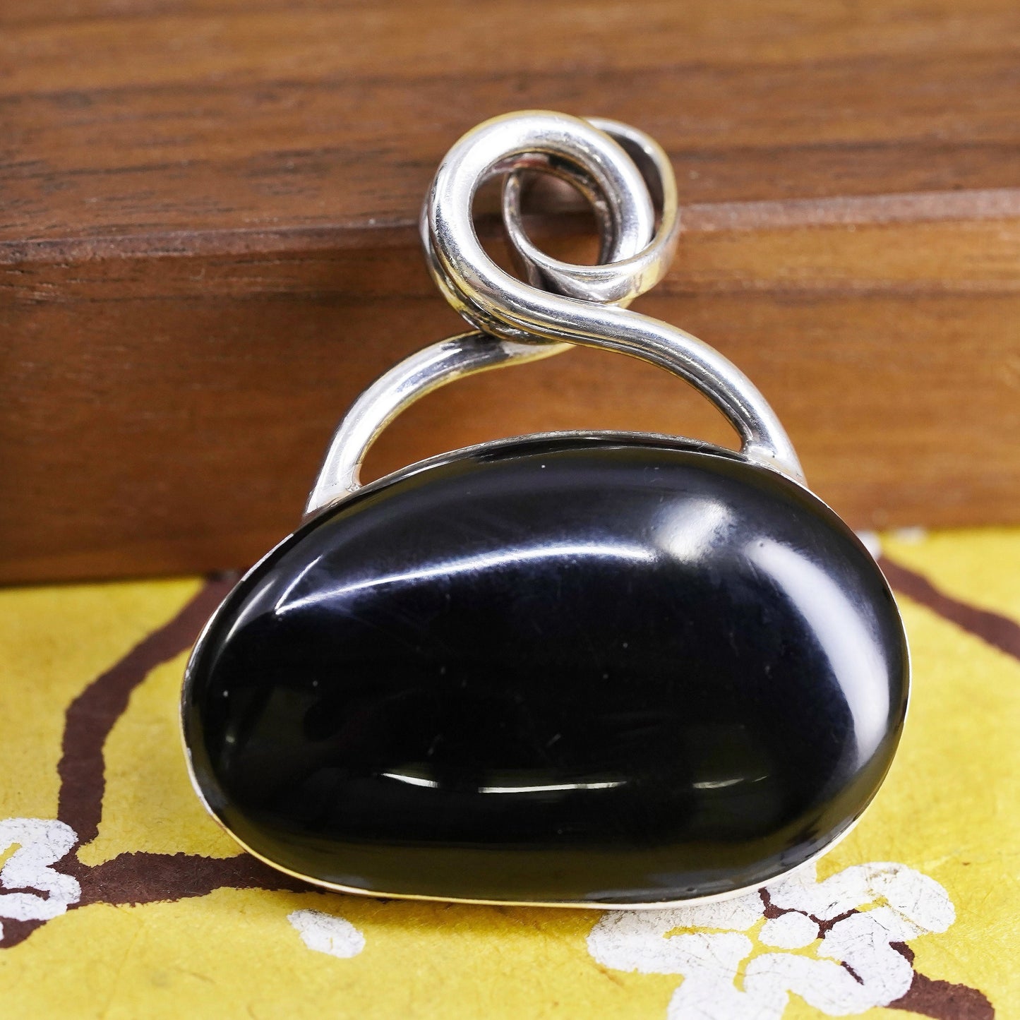Vintage Mexican Sterling 925 silver handmade pendant with bean shaped onyx
