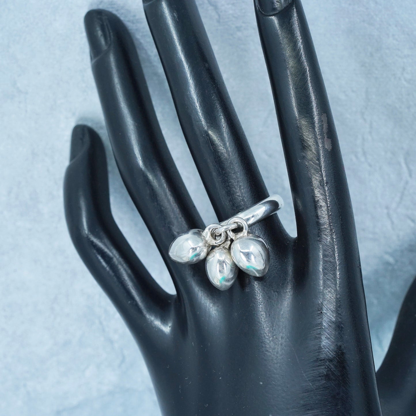 Size 7.5, vintage sterling silver 925 band ring with cluster heart charms