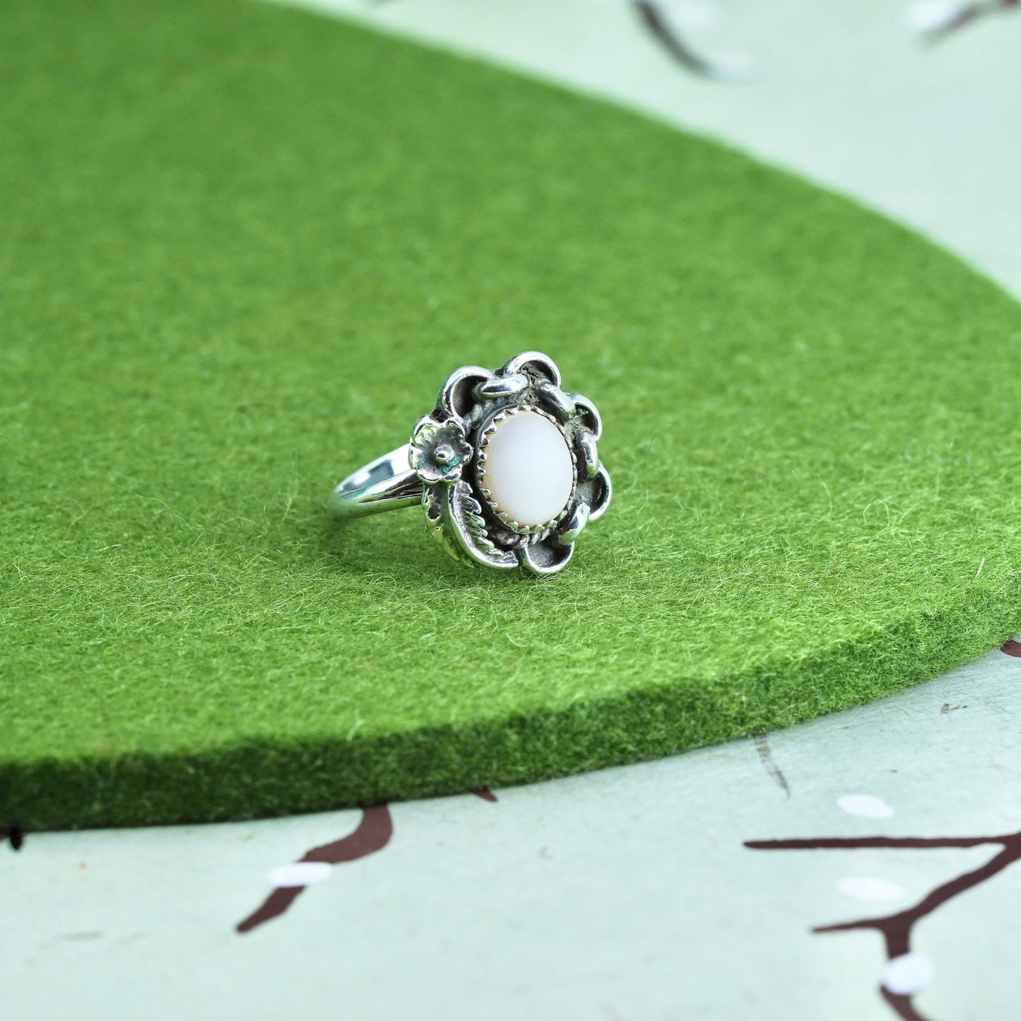 Size 6, southwestern sterling silver ring, 925 feather with mother of pearl