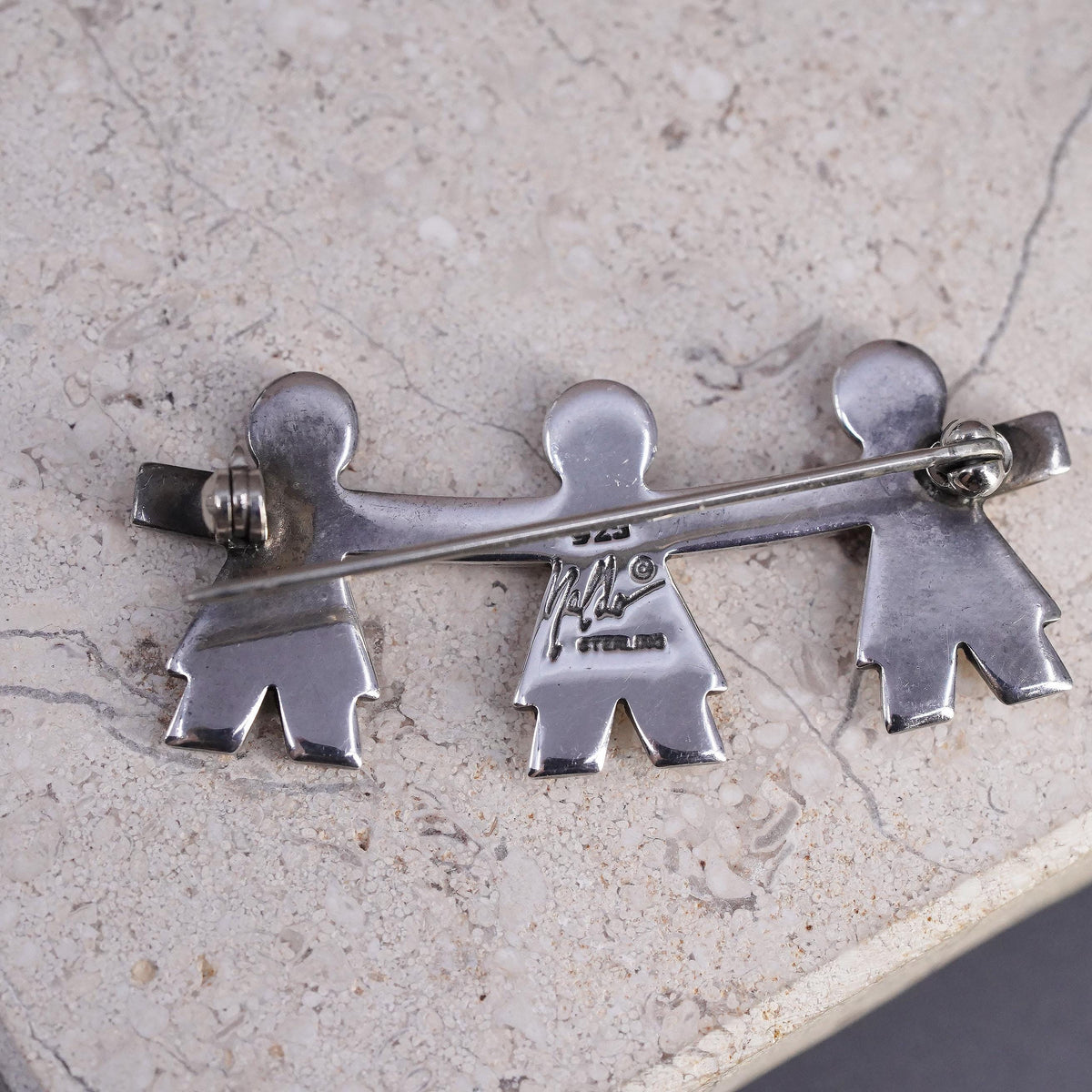 Naldo two tone sterling 925 silver brooch, three girls holding hands gold heart