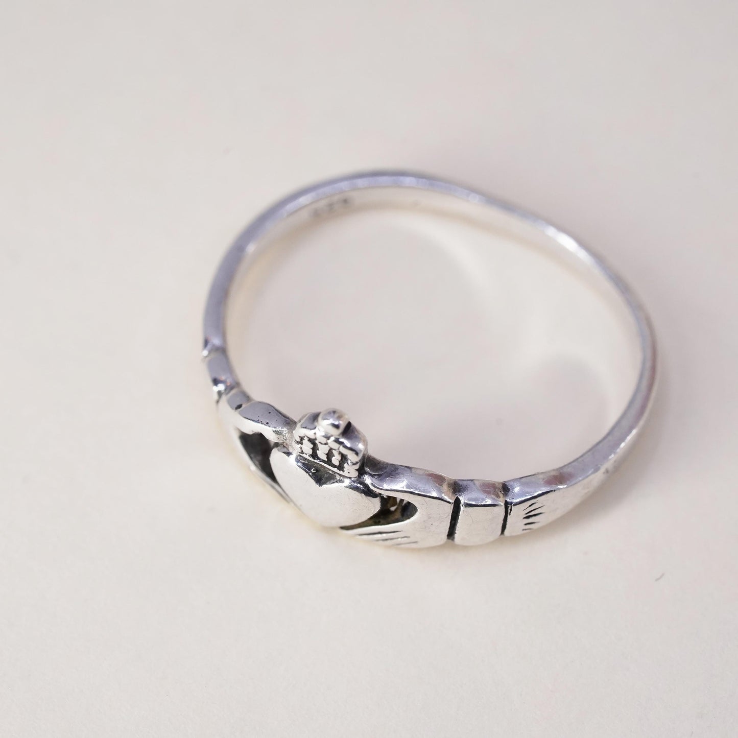 Size 8, Vintage sterling silver claddagh ring, holding heart 925 band
