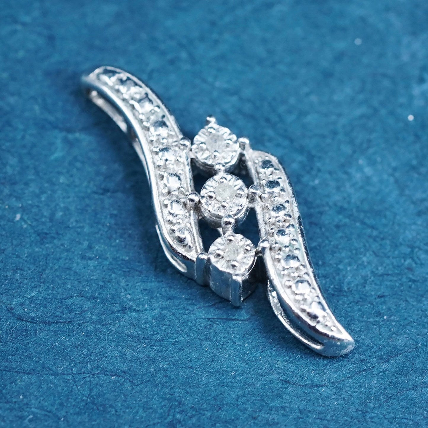 Vintage elegant Sterling silver 925 pendant with genuine diamonds