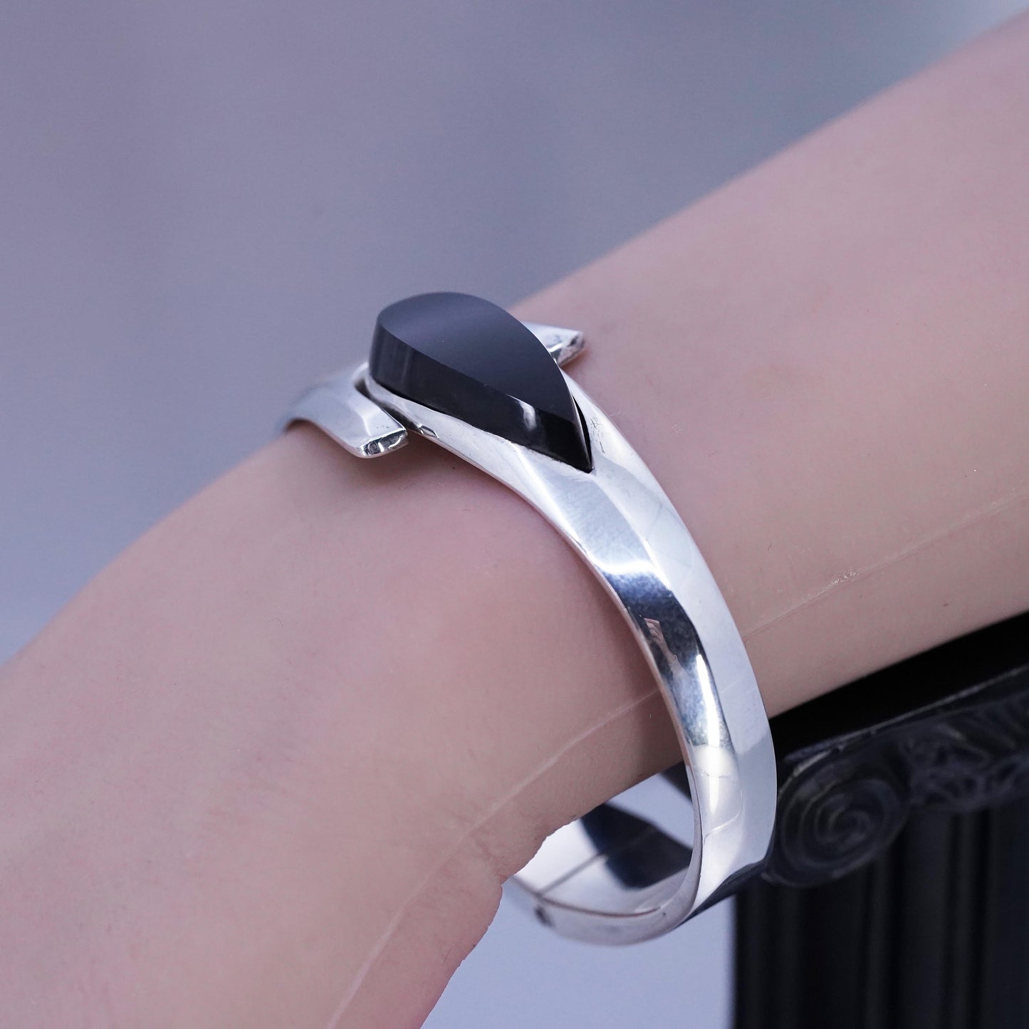 6.75”, VTG Mexican Sterling 925 silver bracelet, hinged bangle teardrop onyx