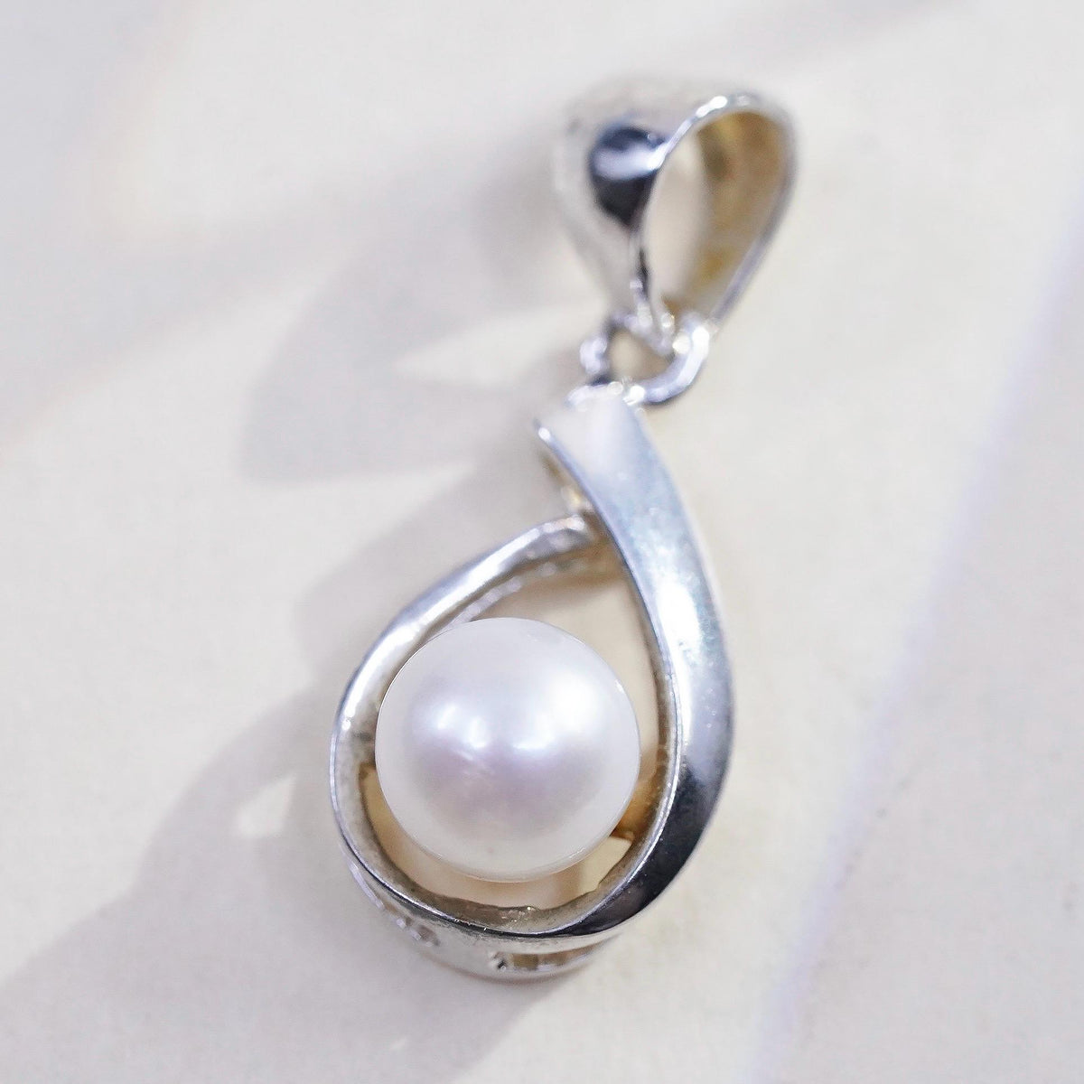 Vintage handmade sterling 925 silver teardrop pendant with freshwater pearl