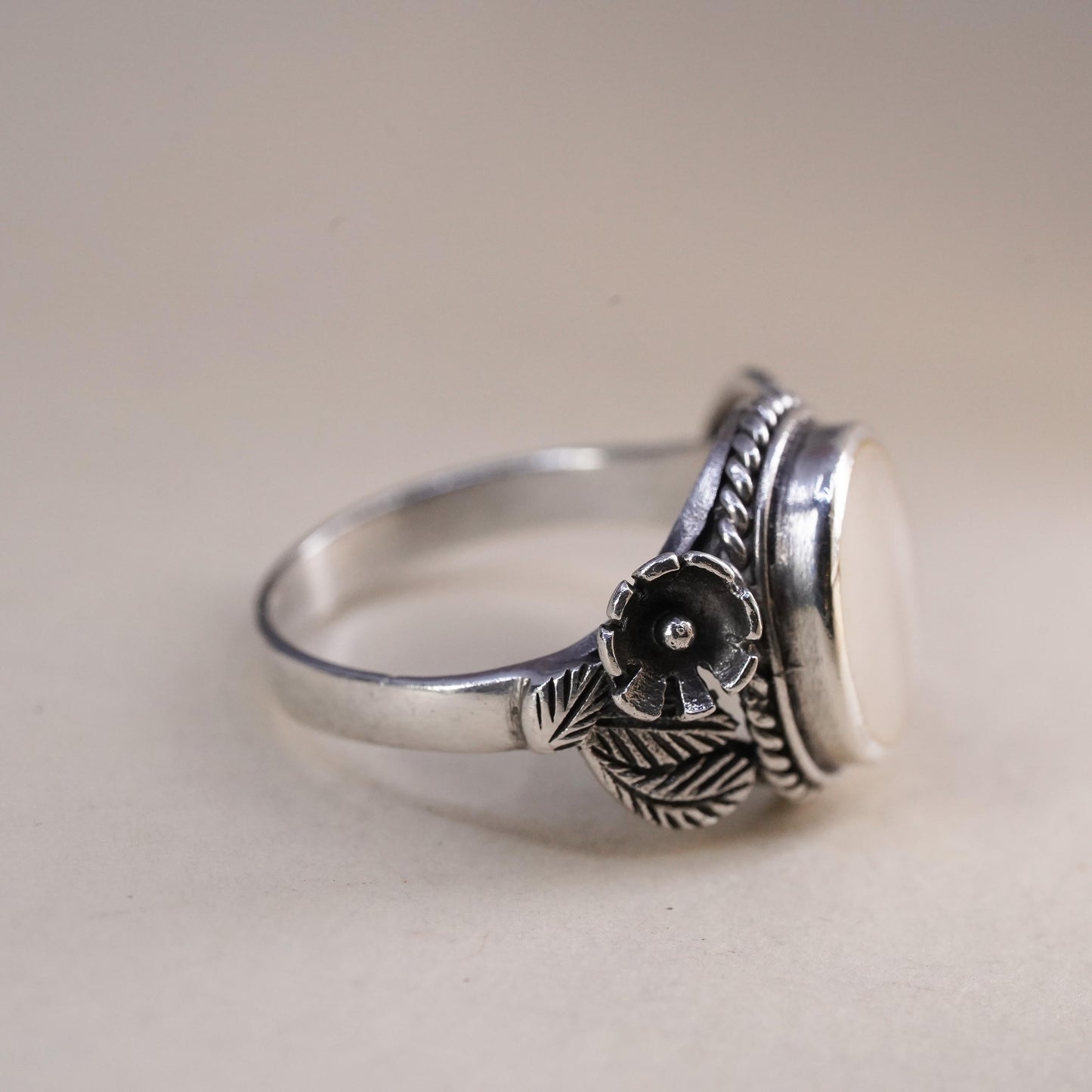 Size 7, southwestern sterling silver ring, 925 flower leaves mother of pearl
