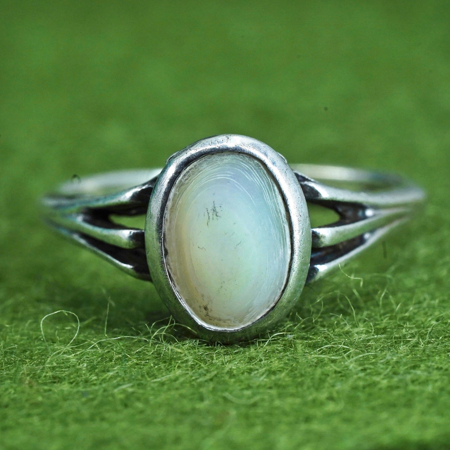 Size 7, Vintage sterling 925 silver handmade ring with mother of pearl inlay
