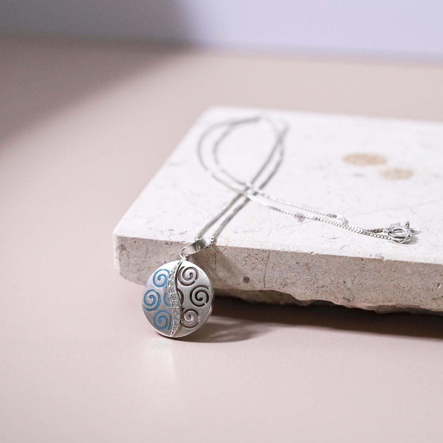 18”, vintage Sterling silver necklace, 925 box chain with swirly tag cz pendant