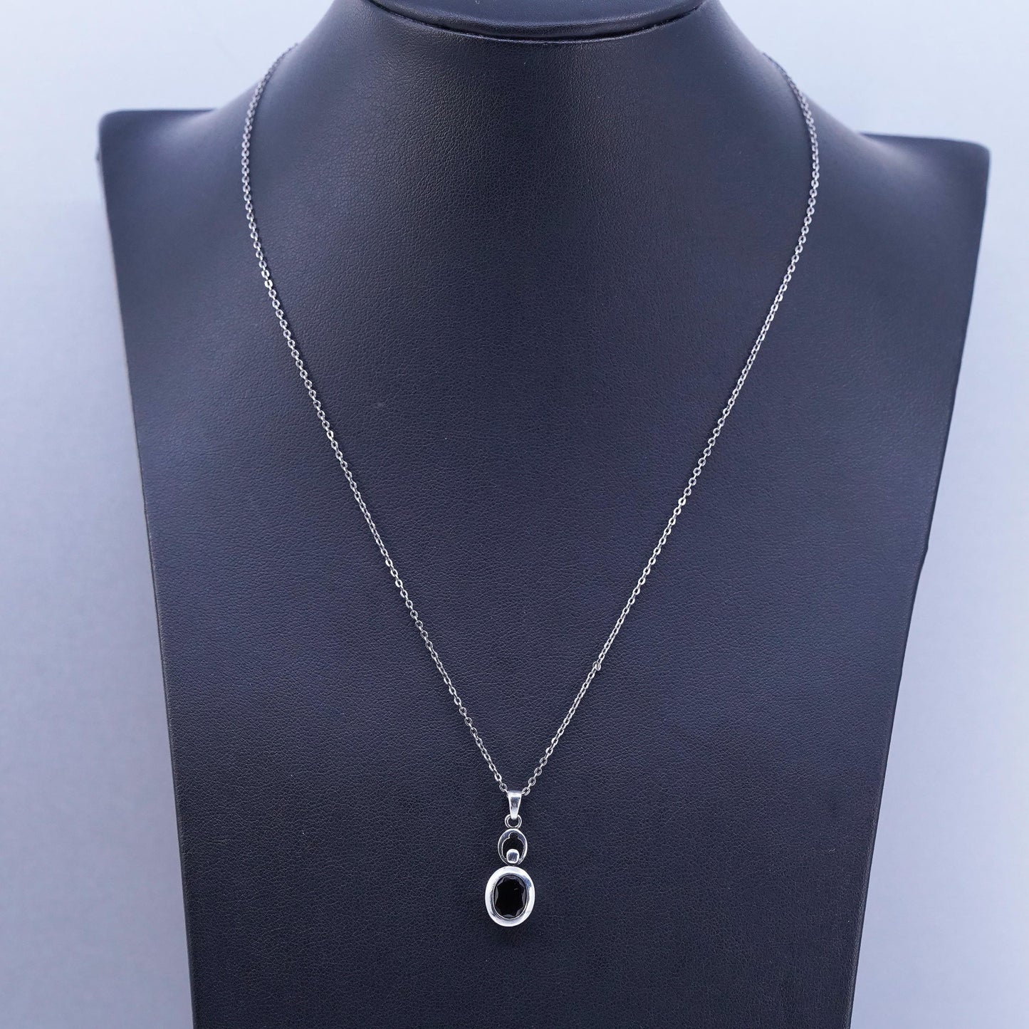 18”, Vintage LUC sterling 925 silver flatten circle necklace oval ruby pendant