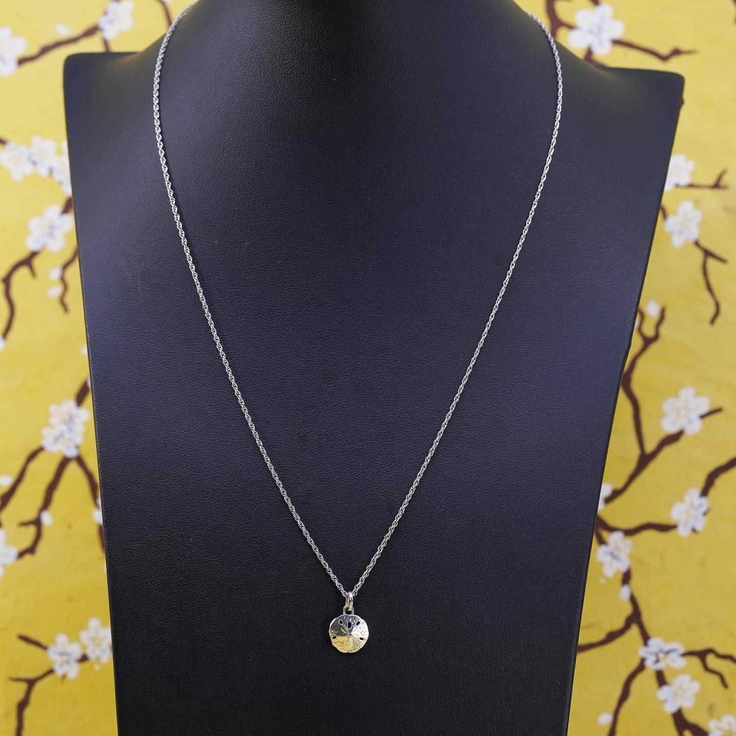 20”, Sterling Silver 925 Singapore rope chain necklace 925 sand dollar pendant