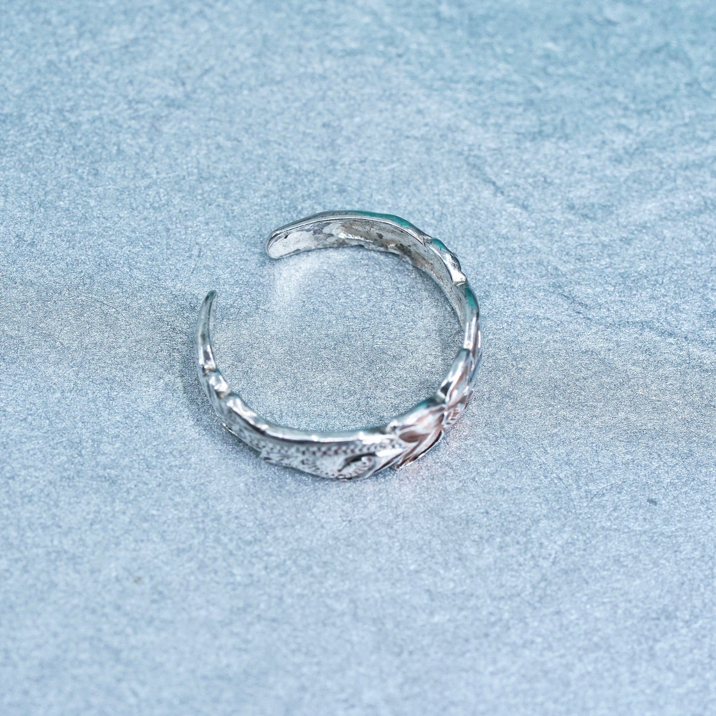 Size 3.75, VTG southwestern Sterling 925 silver ring, leafy textured open band