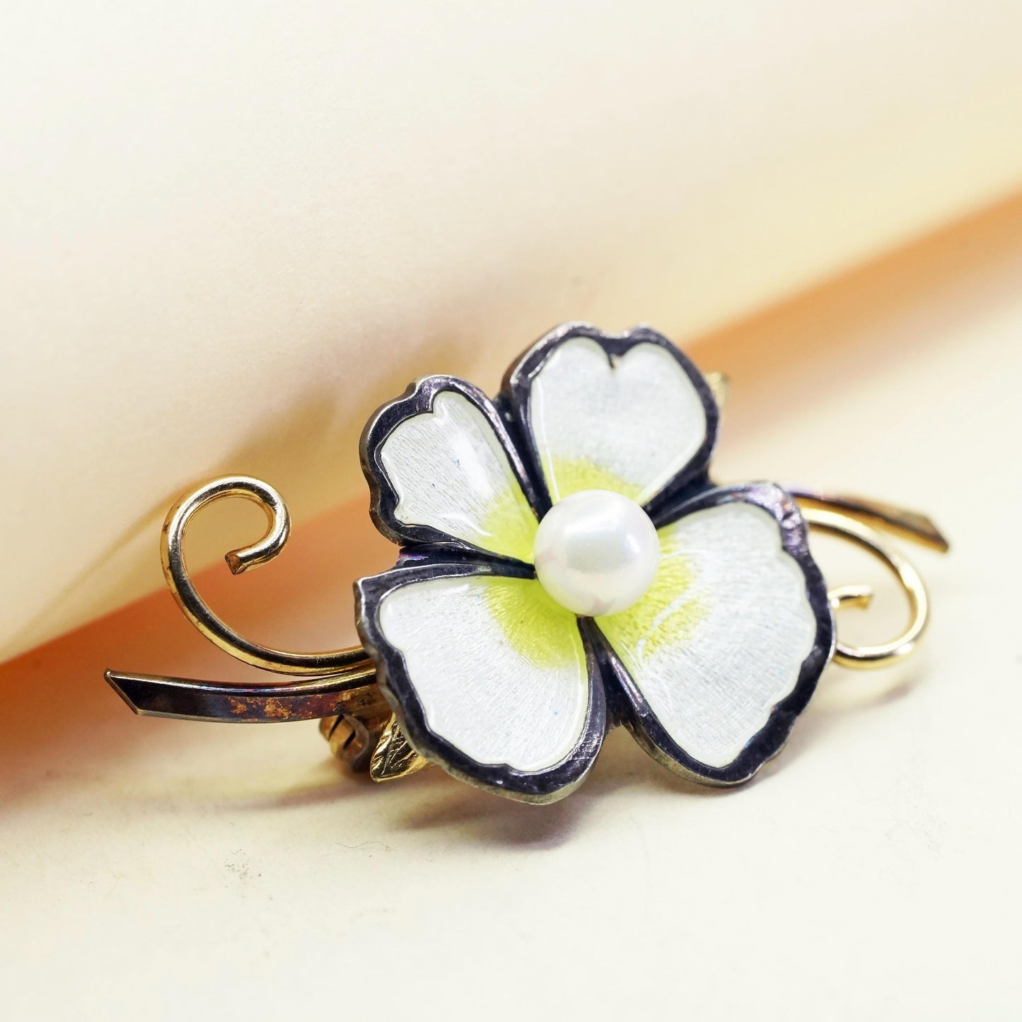 Vintage Creed Sterling 925 silver white enamel flower brooch Pin pink pearl