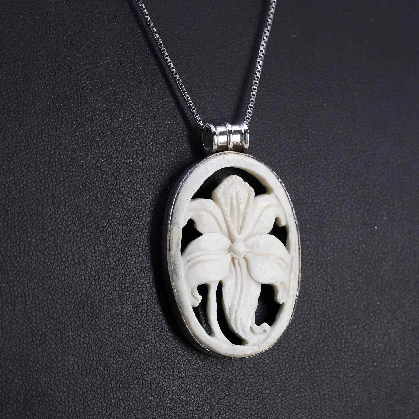 18”, Sterling silver 925 box chain necklace with carved lily flower pendant