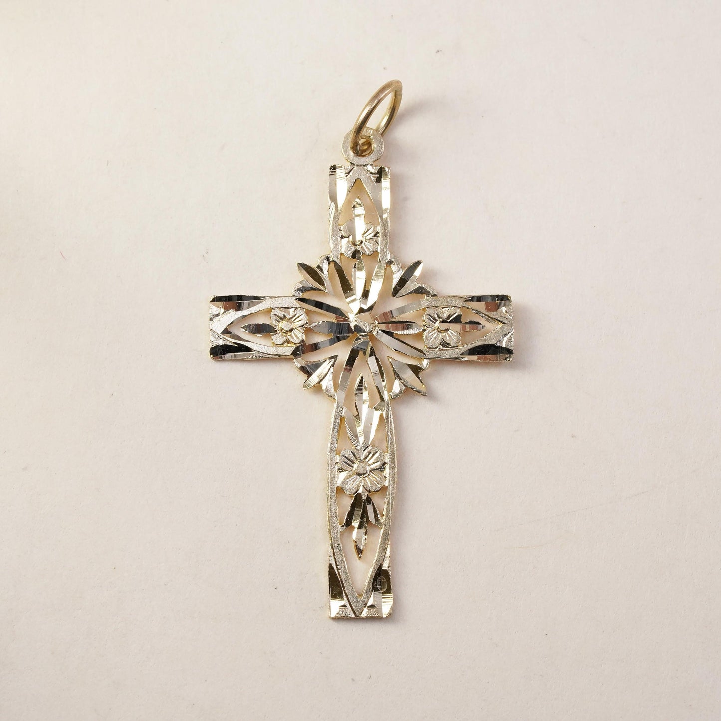 0.9g, Vintage 14K gold pendant, filigree yellow gold cross Pendant