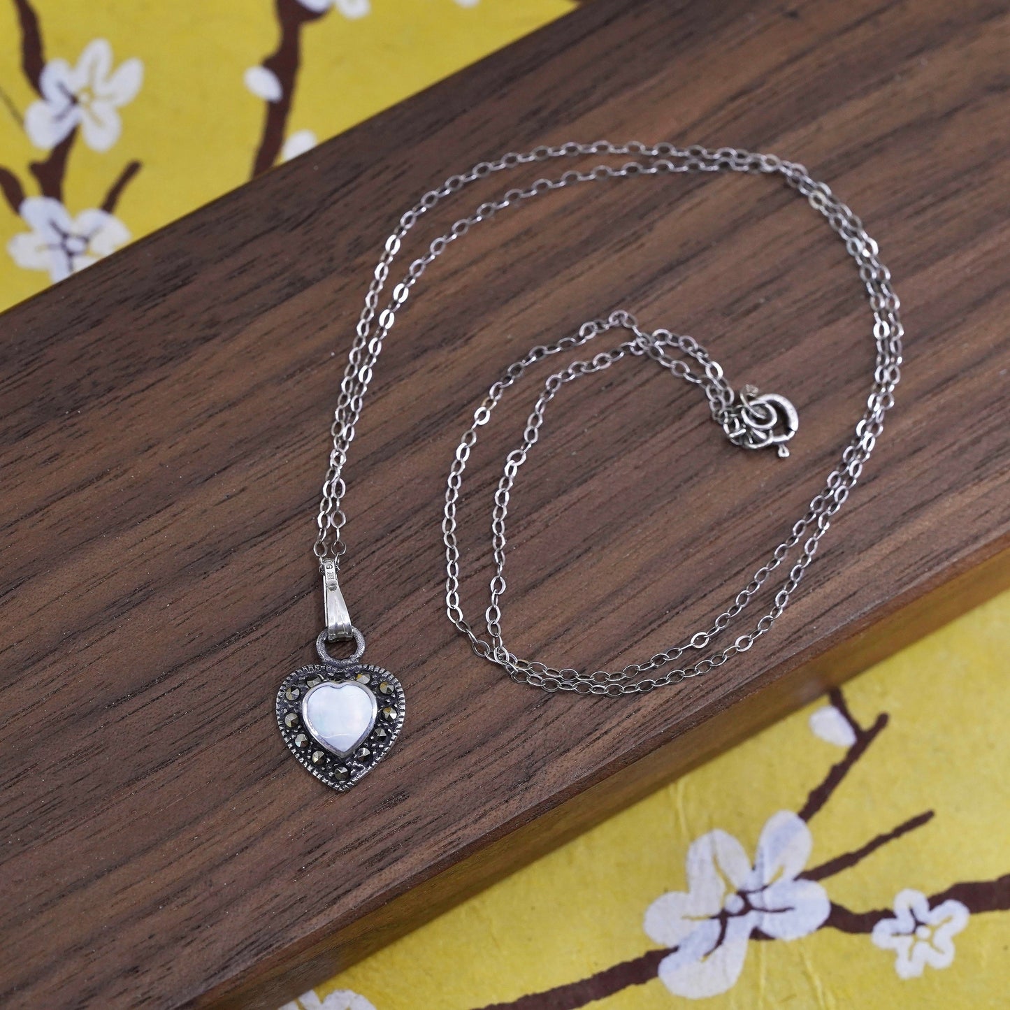 Sterling 925 silver circle necklace heart pendant mother of pearl, marcasite
