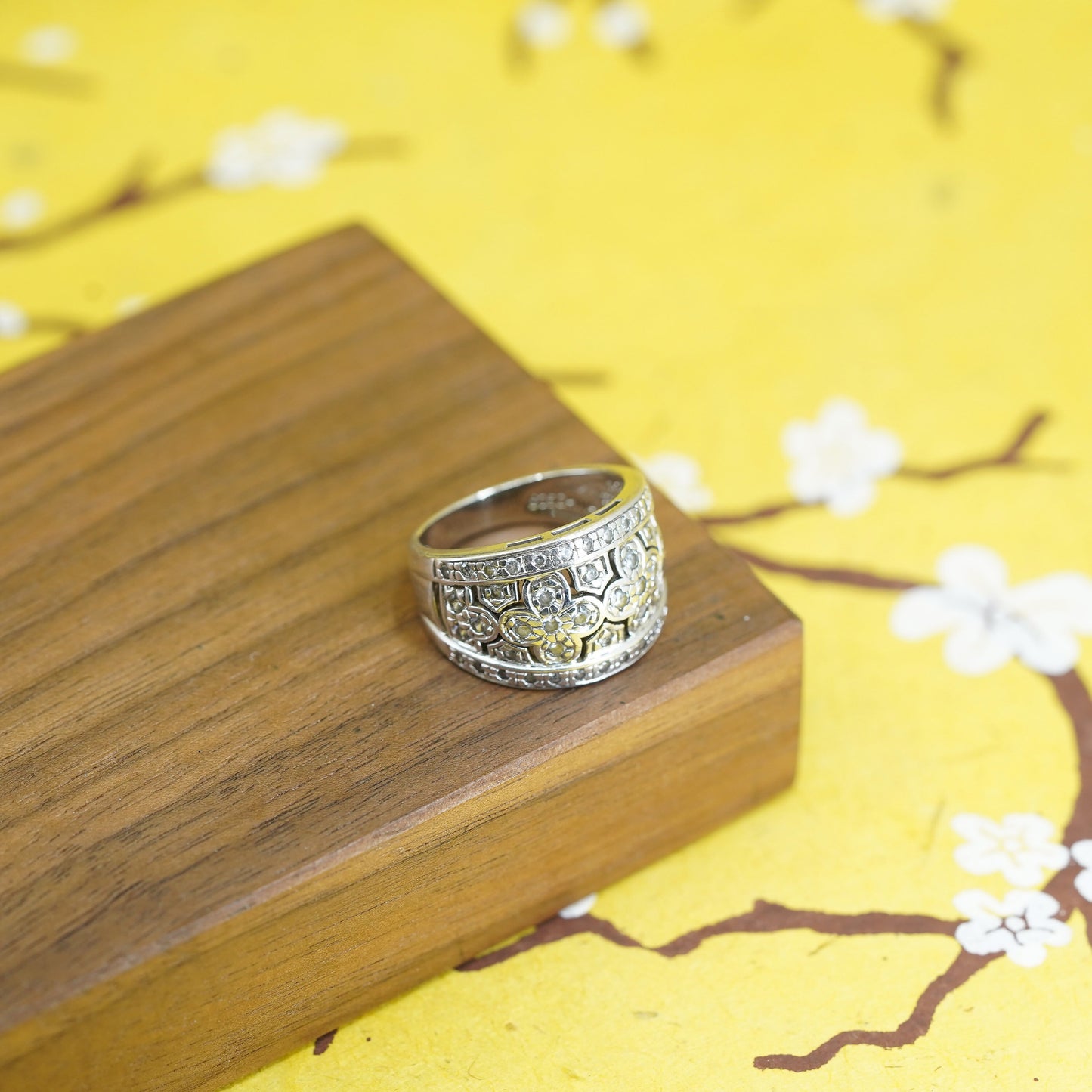 Size 7.75, vintage Sterling 925 silver clover band ring with cluster cz