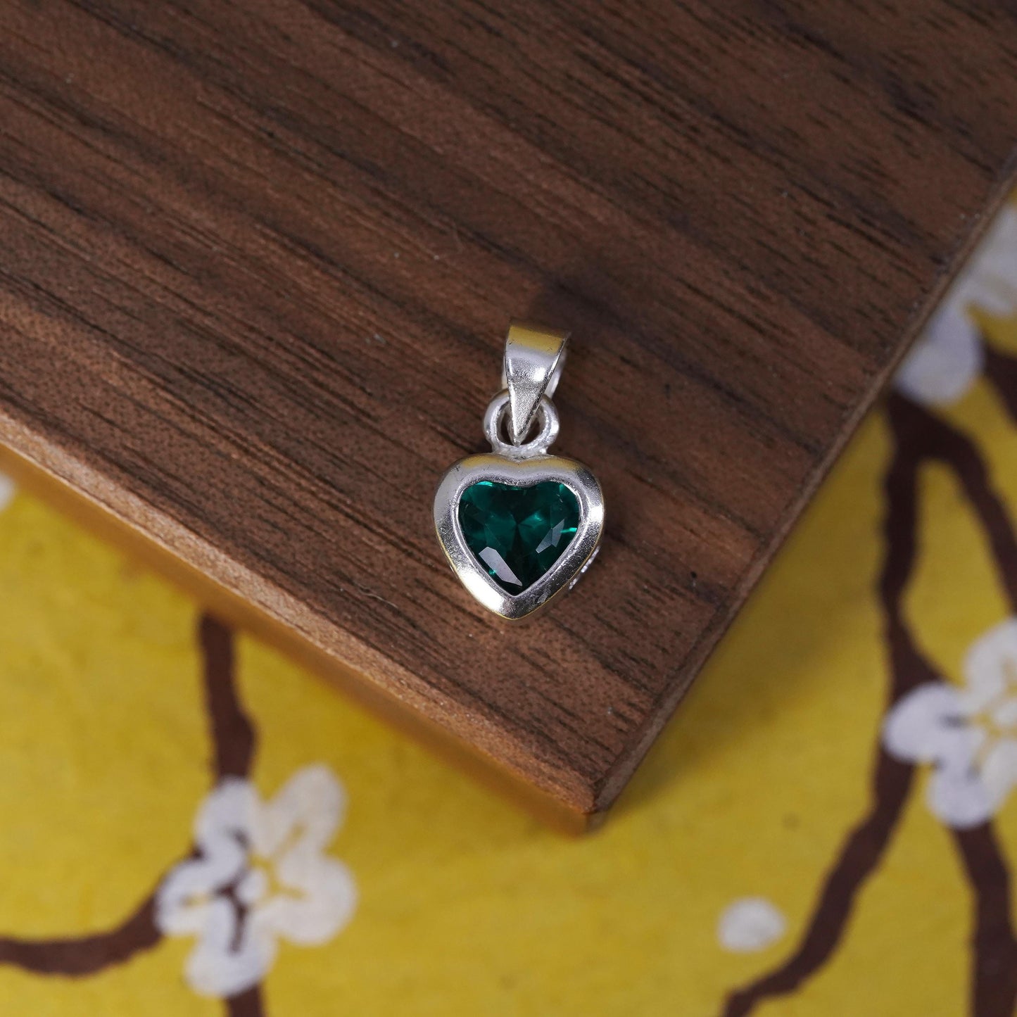 Sterling silver flower pendant, Mexico 925 heart with emerald colored crystal