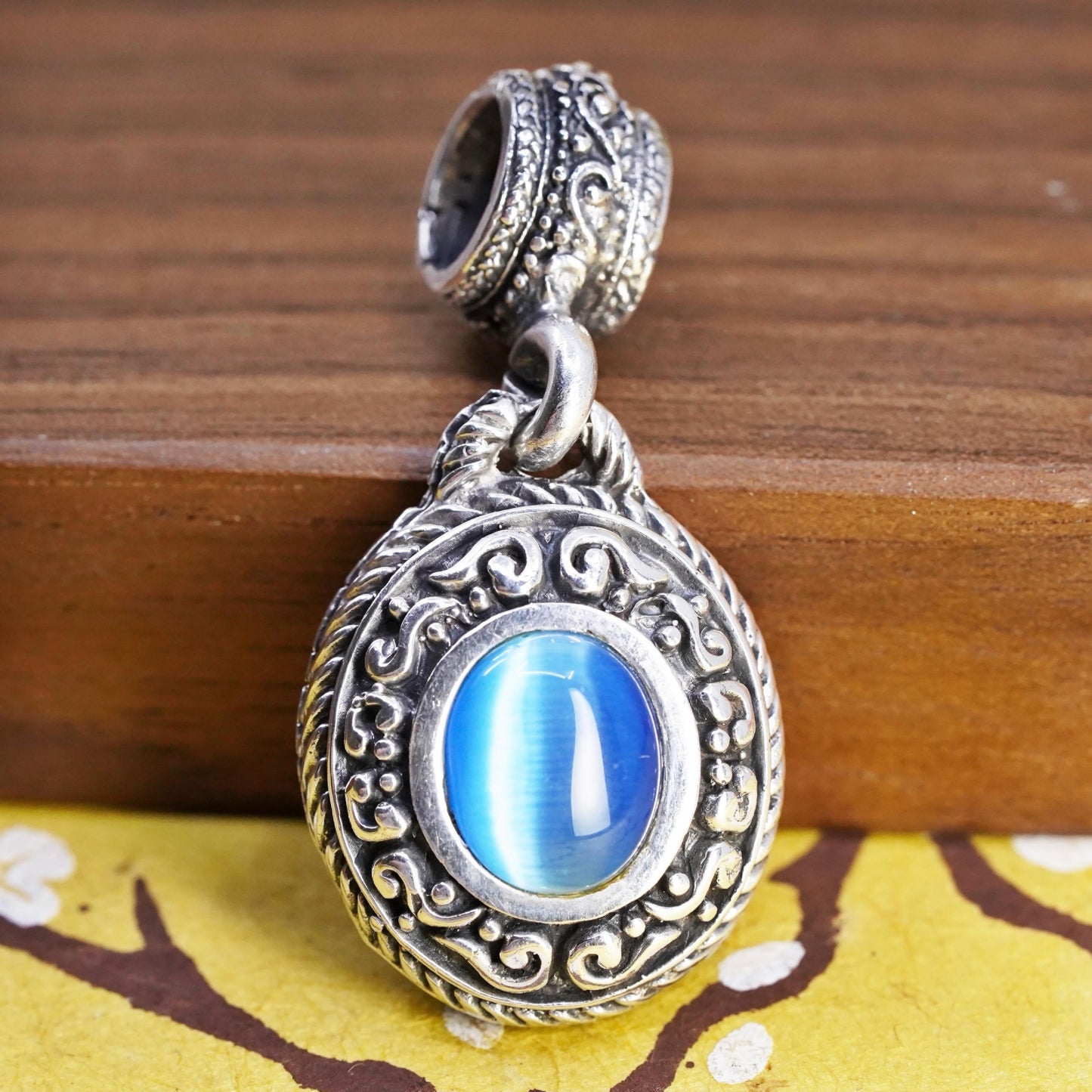 Vintage Mexican Sterling 925 silver textured pendant with oval blue cat’s eye