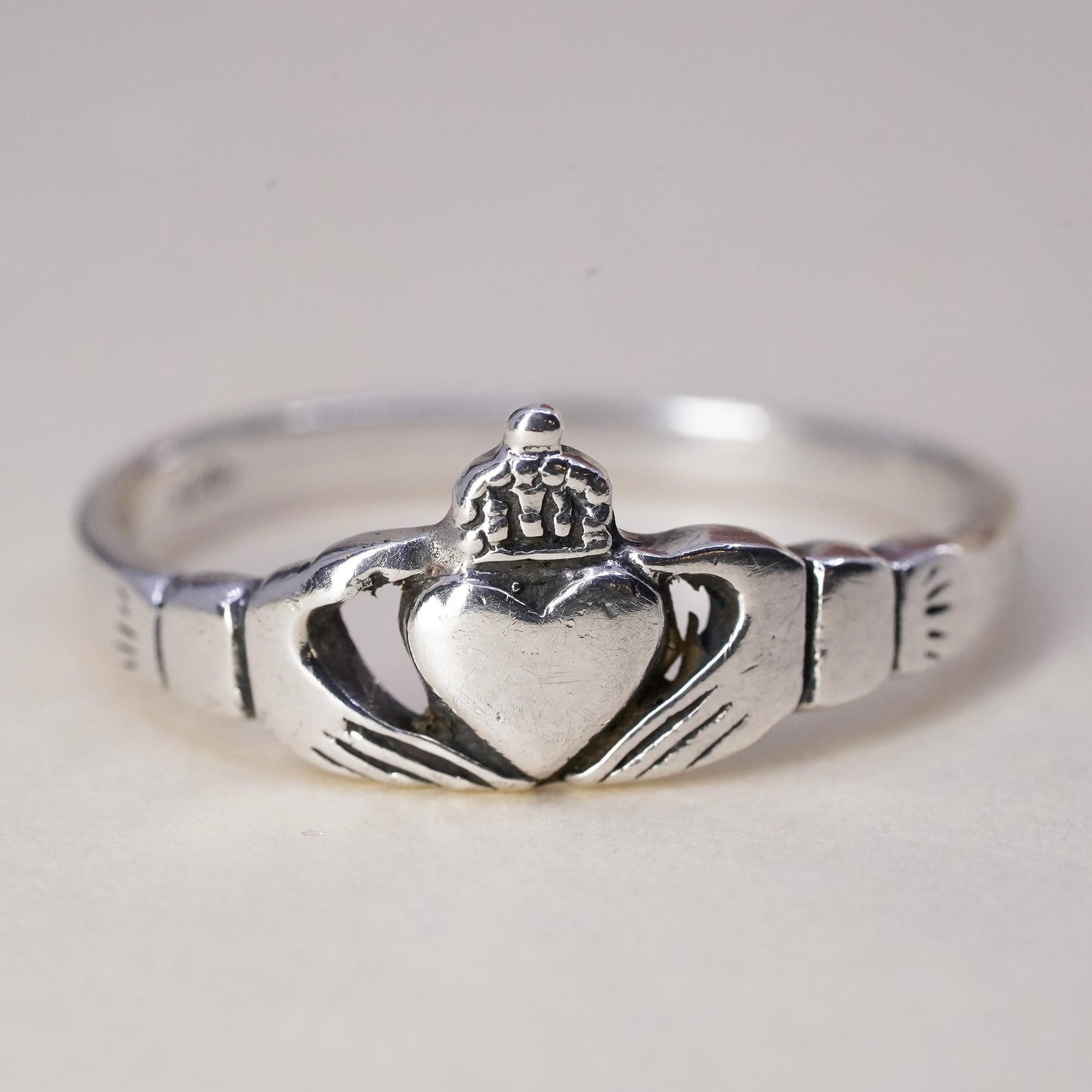 Size 8, Vintage sterling silver claddagh ring, holding heart 925 band