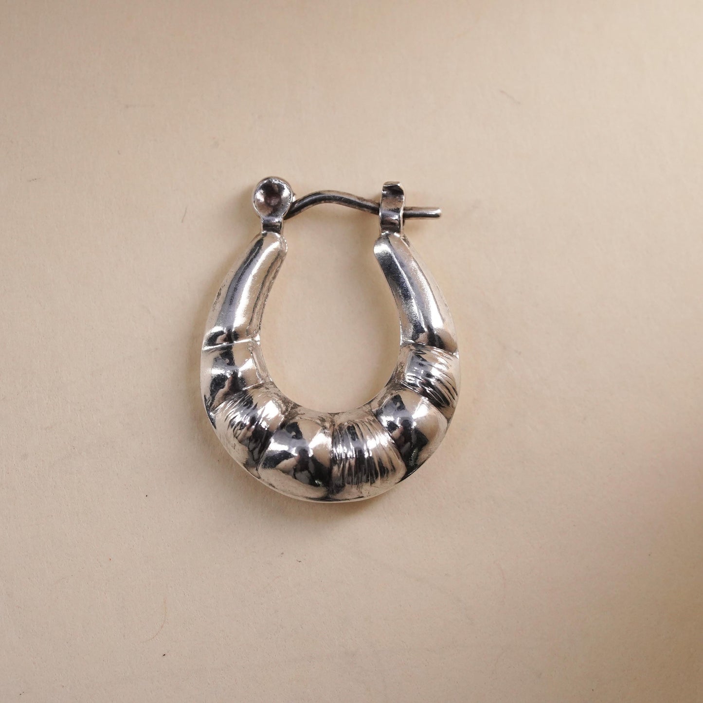 0.75", VTG sterling silver loop single earring, fashion ribbed primitive hoop