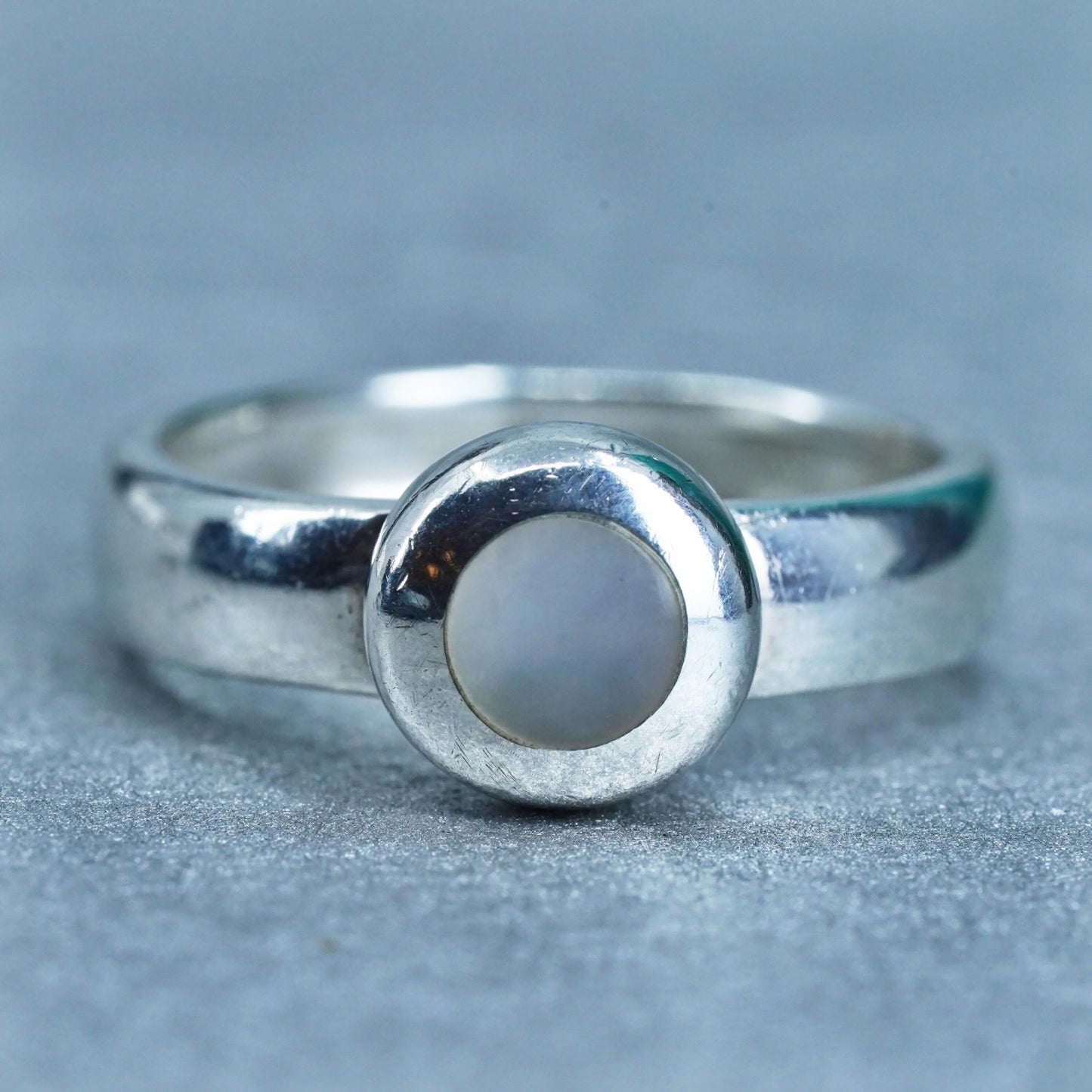 Size 6, Native American navajo Sterling 925 silver ring with mother of pearl