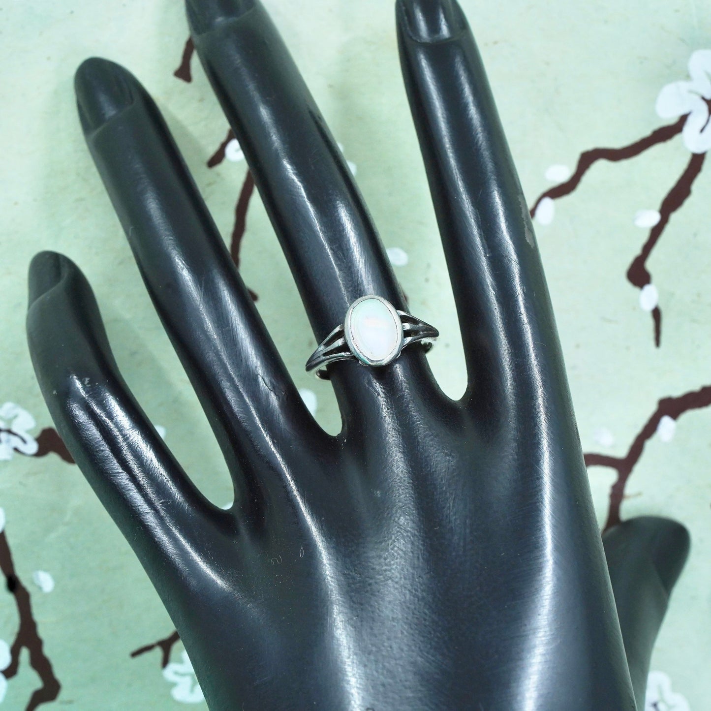 Size 7, Vintage sterling 925 silver handmade ring with mother of pearl inlay