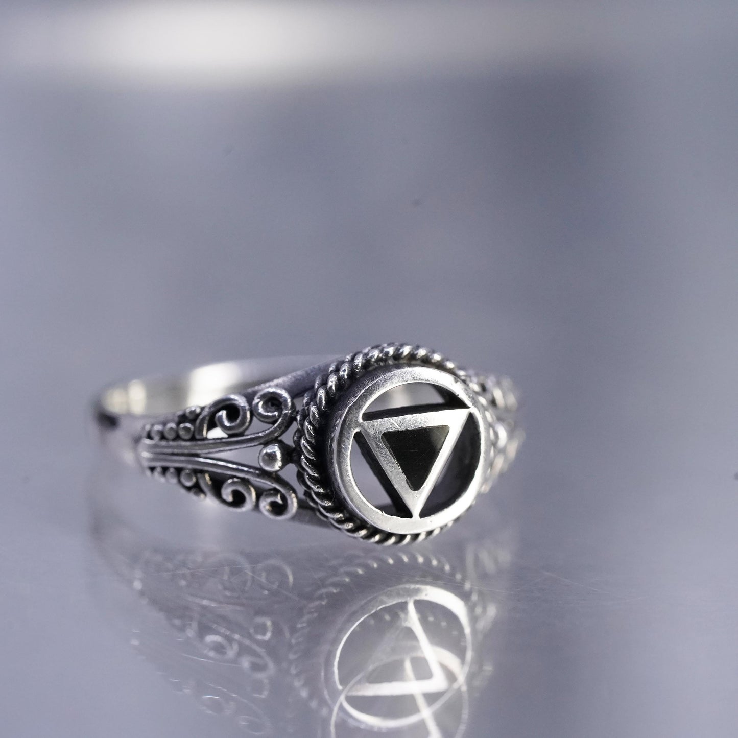 Size 7.25, VTG Sterling 925 silver handmade triangular ring w/ onyx inlay cable