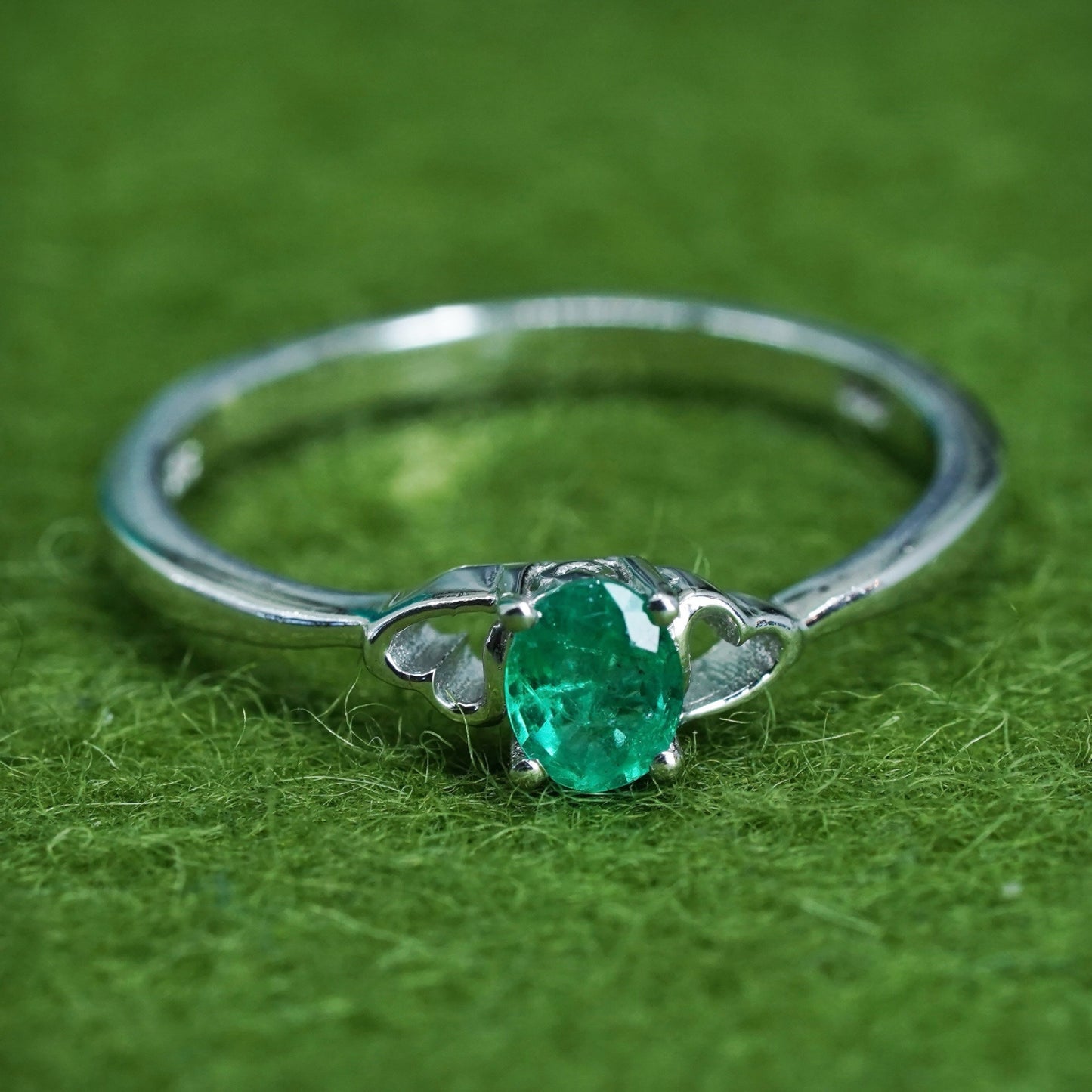 Size 8, vintage Sterling silver handmade ring, 925 stackable band with emerald