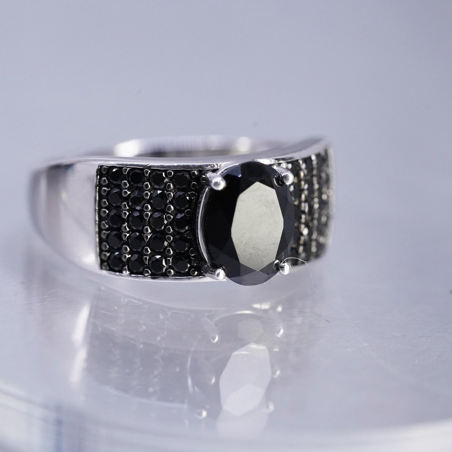Size 9, vintage Sterling 925 silver handmade oval ring w/ cluster black spinels