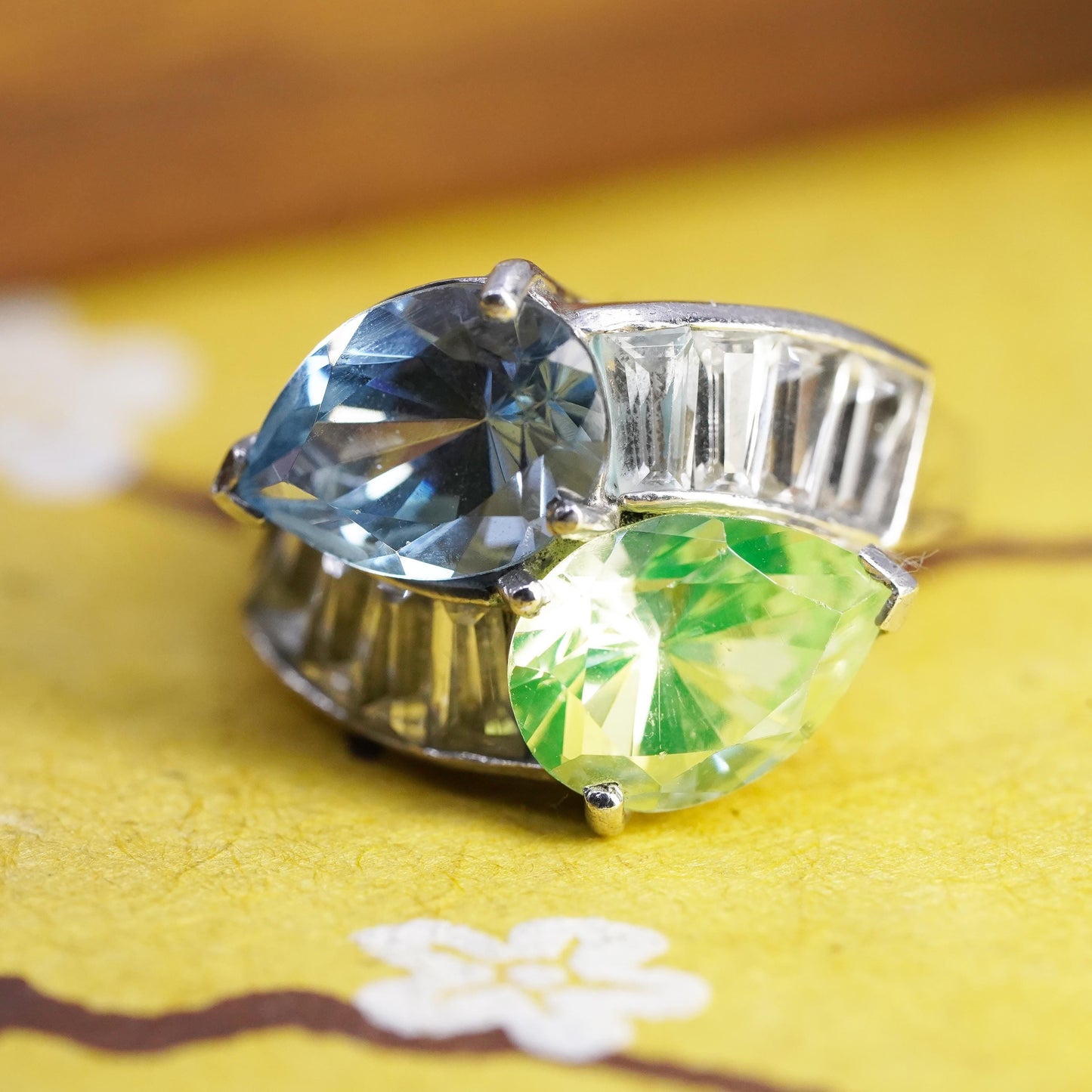 Size 7, vintage Sterling 925 silver statement ring with teardrop topaz peridot