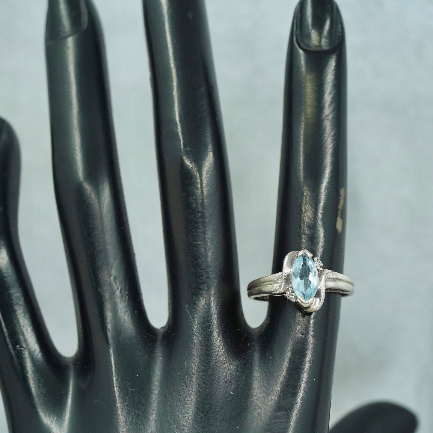 Size 7, vintage Sterling 925 silver handmade filigree ring with blue crystal