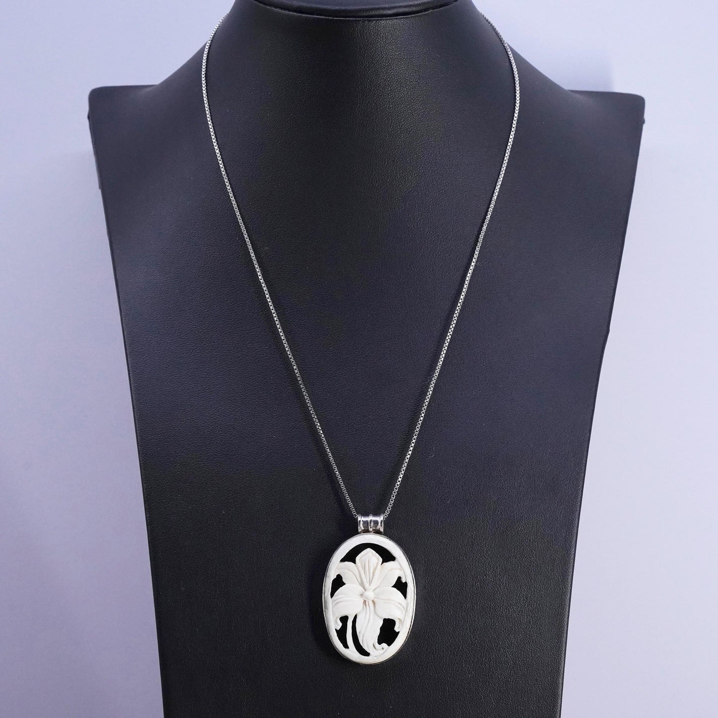 18”, Sterling silver 925 box chain necklace with carved lily flower pendant