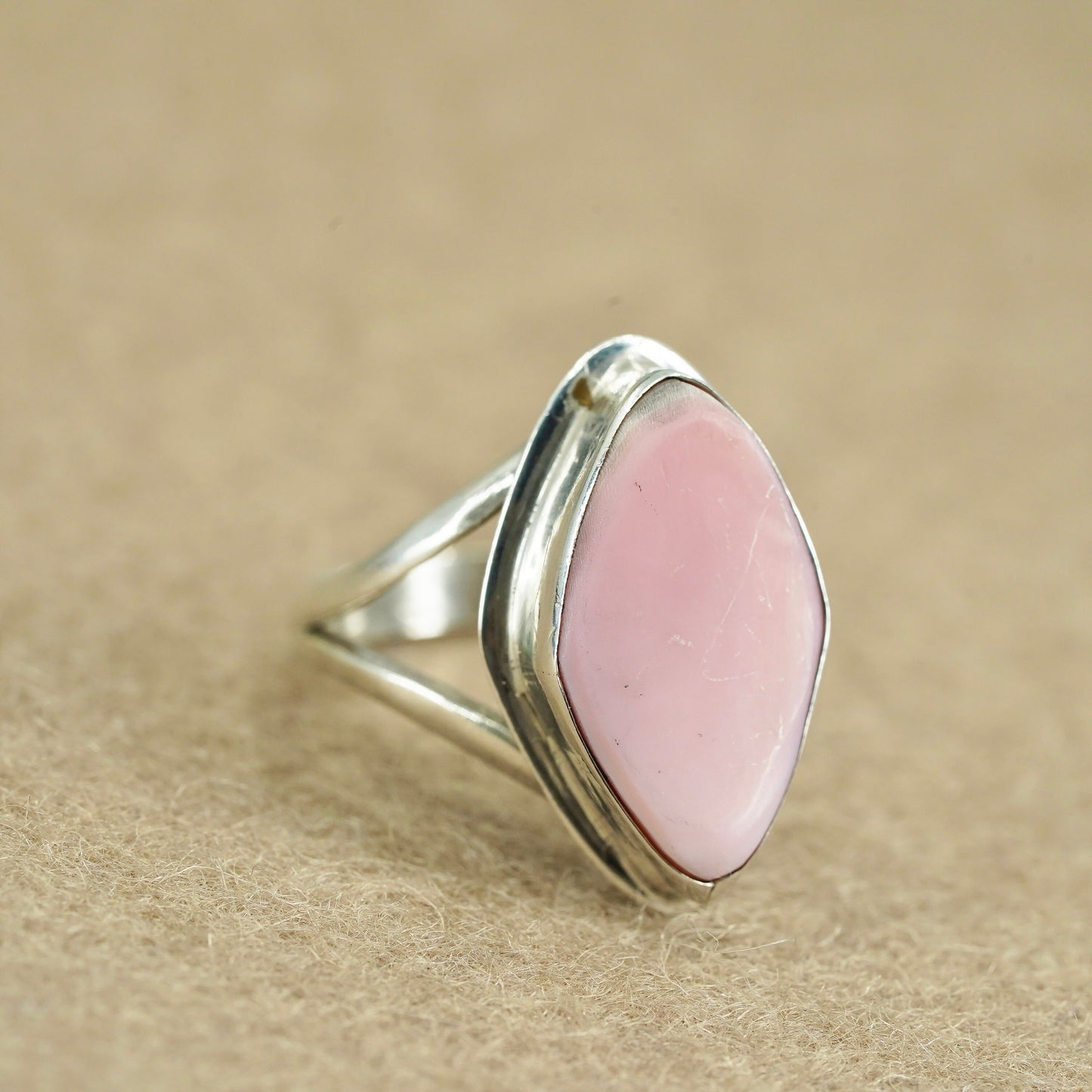 Size 4, vintage Sterling 925 silver statement band ring with circle pink shell